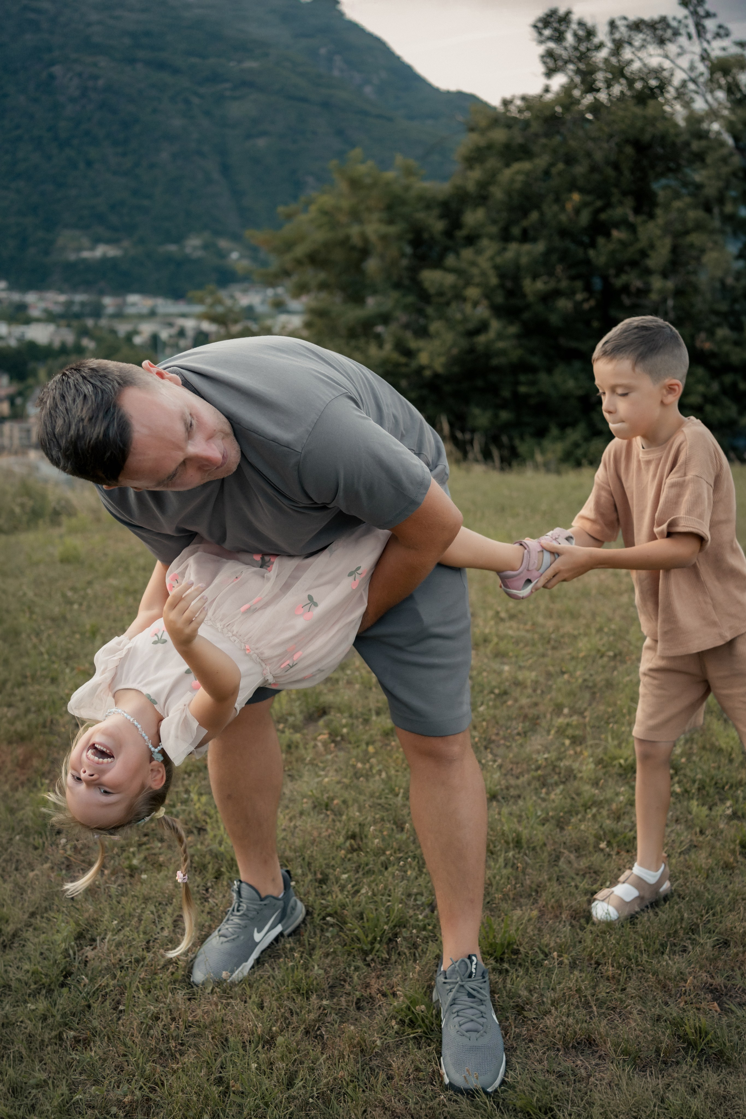 Sesión familiar con vistas a Bellinzona. Fotografía profesional en Calafell - Elena Medvedeva