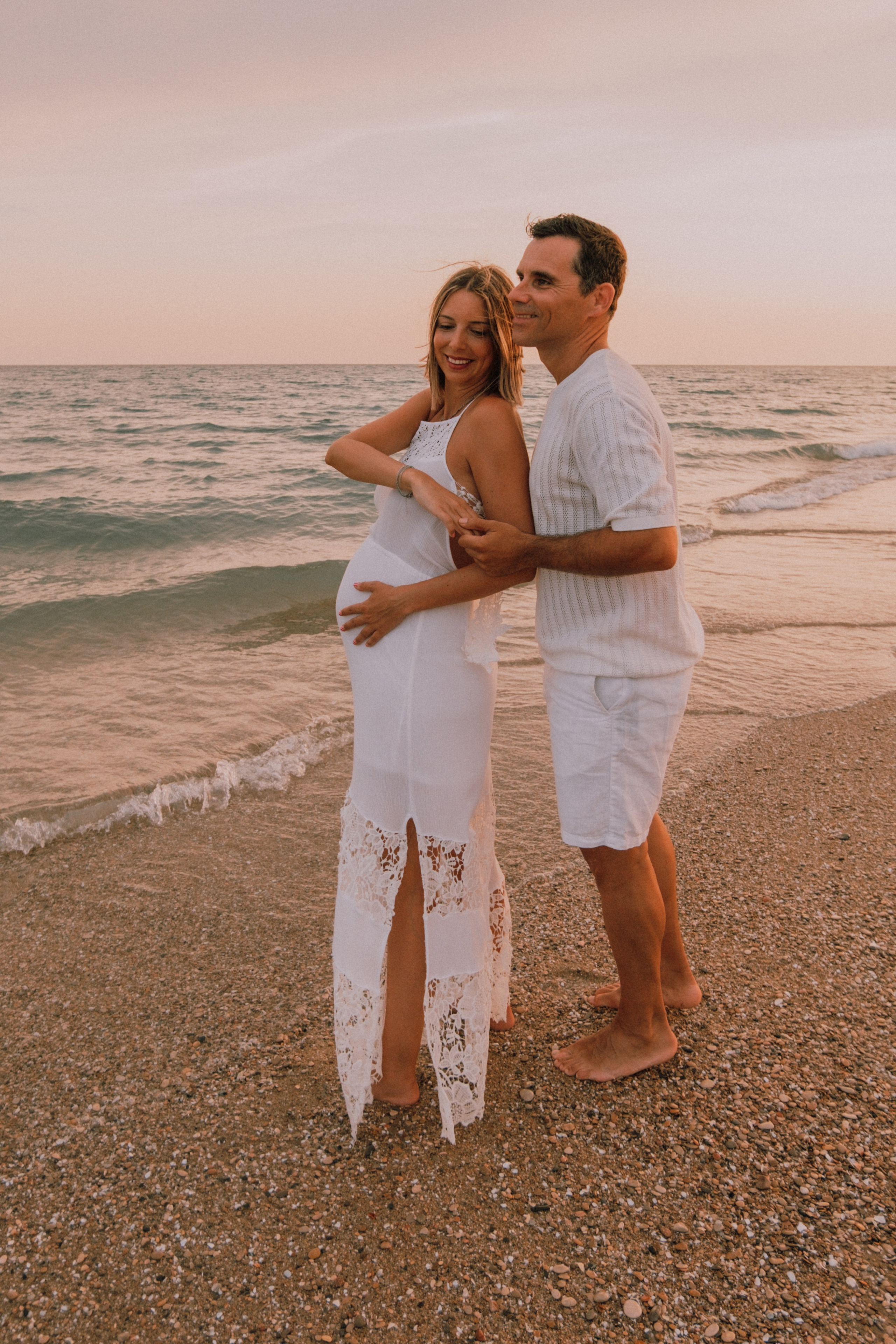 Sesión embarazo en la playa. Fotografía profesional en Calafell - Elena Medvedeva