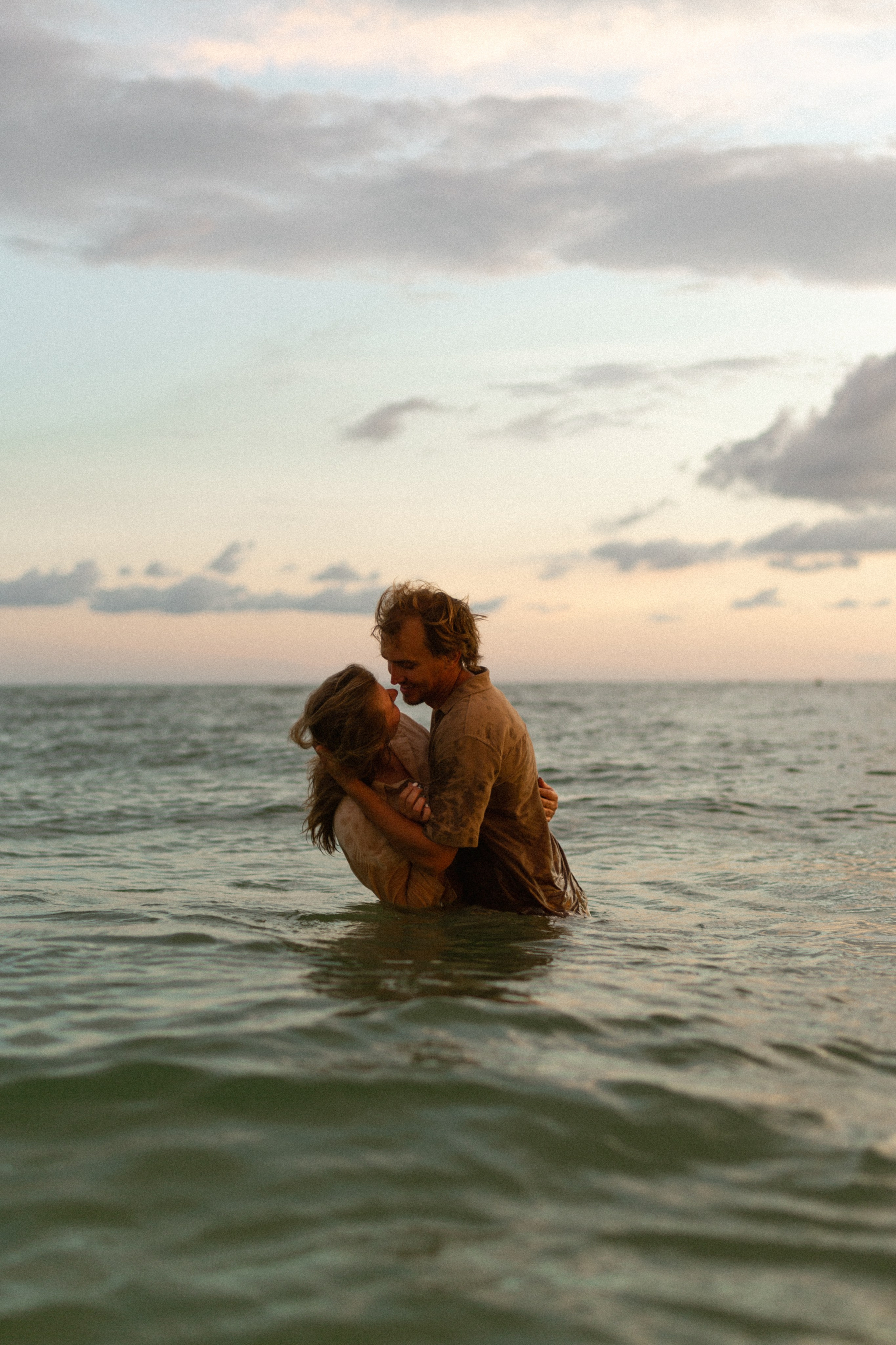 Olya & Misha. Ocean. Photographer Vladmir Gladkov