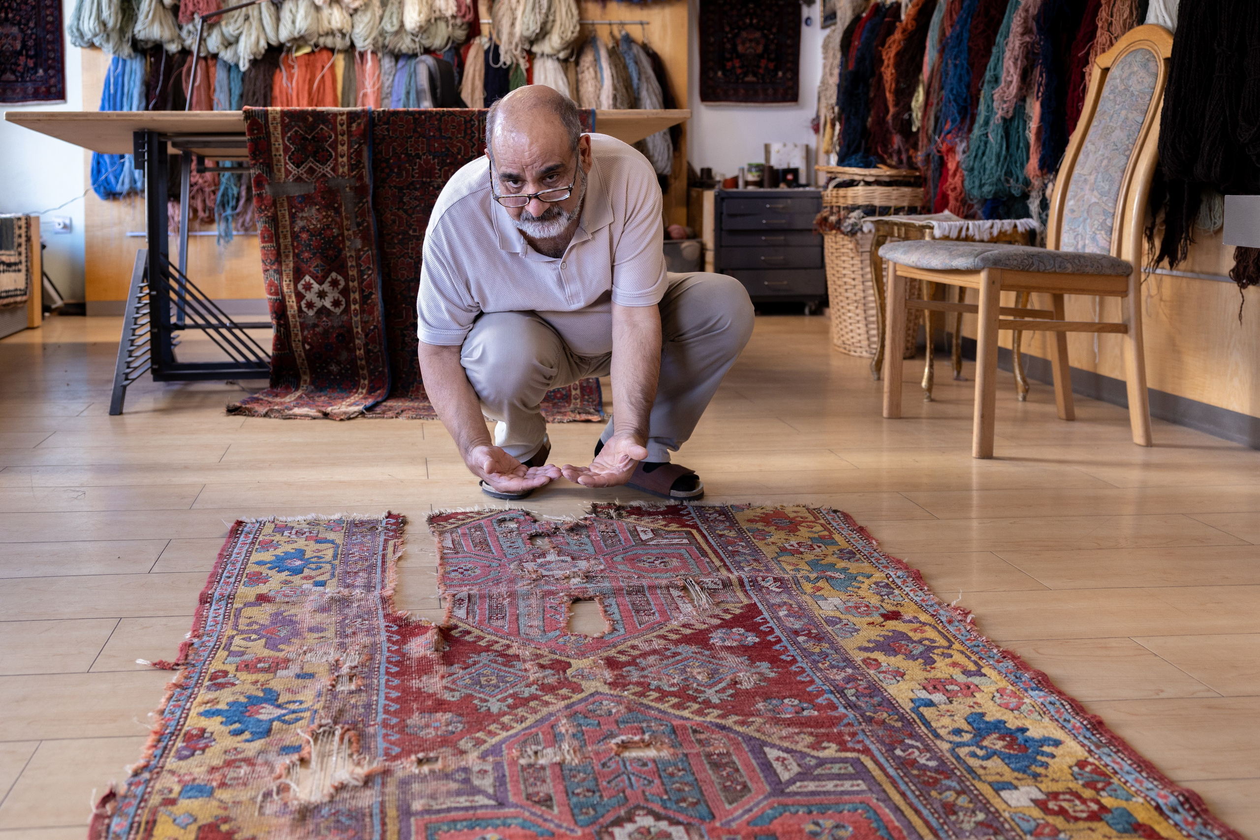 Teppichrestaurator, Salzburg, 2024. Guzel Kolobova| Fotografin| Salzburg