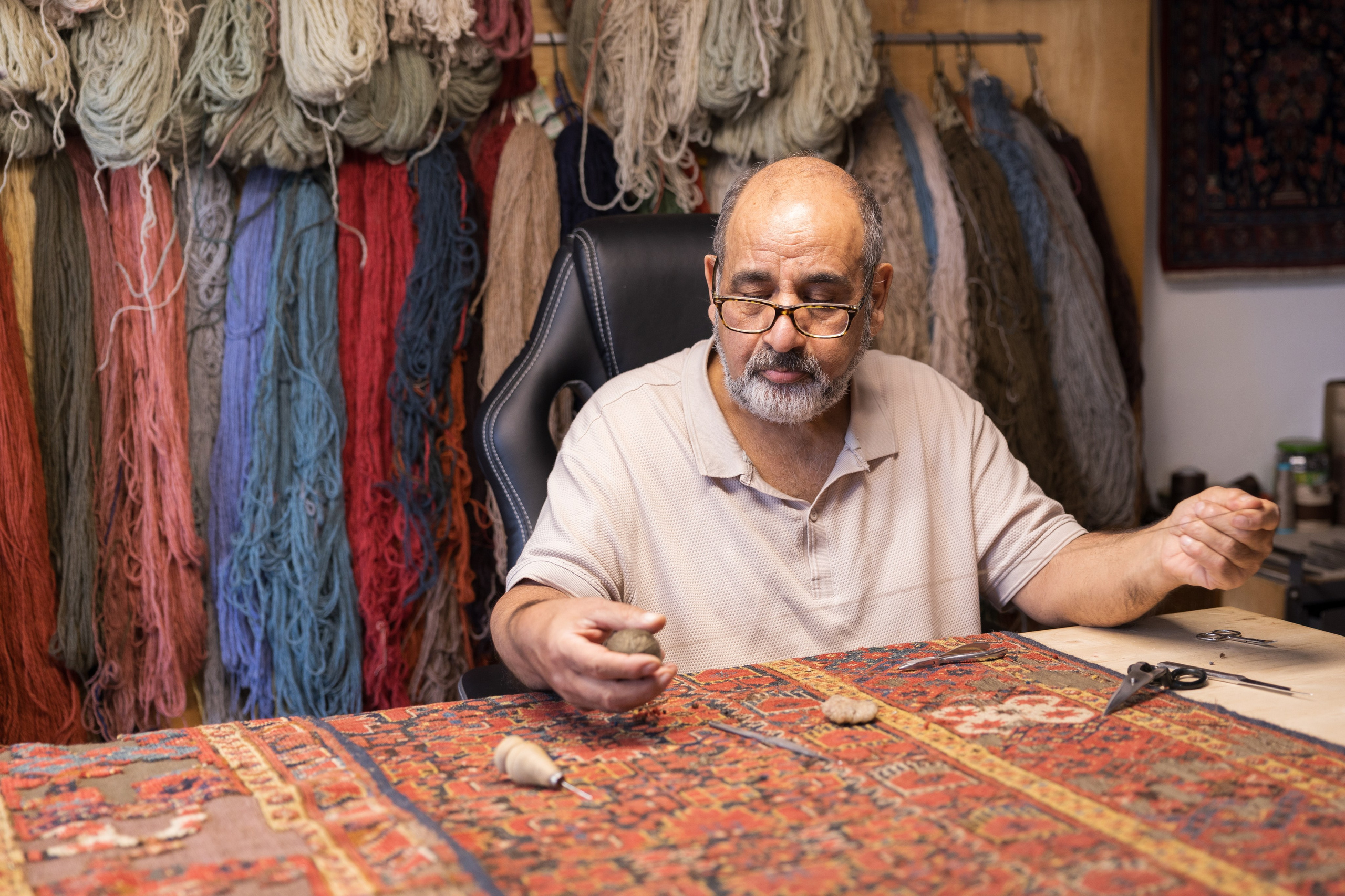 Teppichrestaurator, Salzburg, 2024. Guzel Kolobova| Fotografin| Salzburg