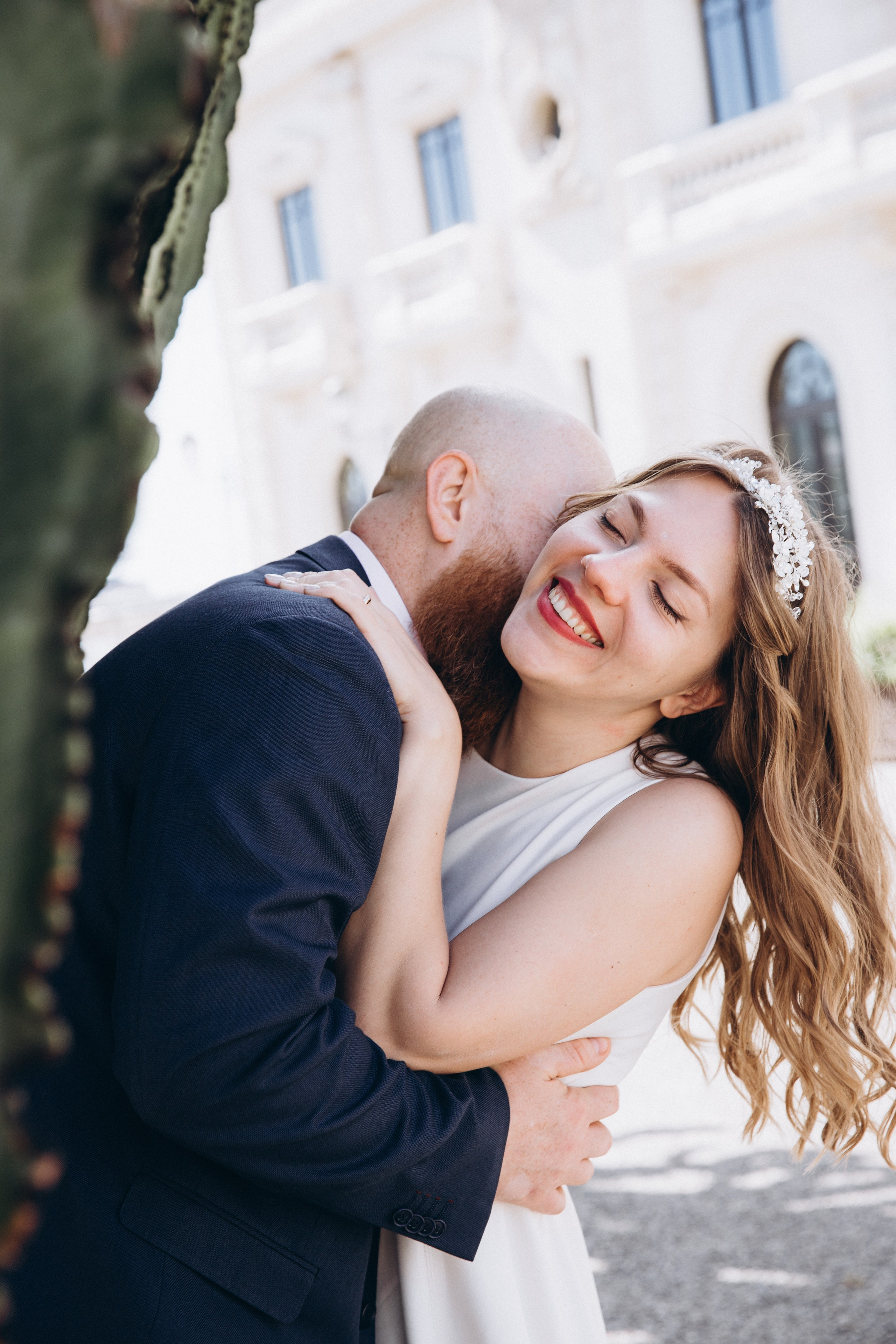 Bride smiles with her eyes closed as the groom kisses her cheek during their civil wedding in València’s old town. This intimate portrait captures authentic emotion and the relaxed elegance of a modern city elopement in Spain.