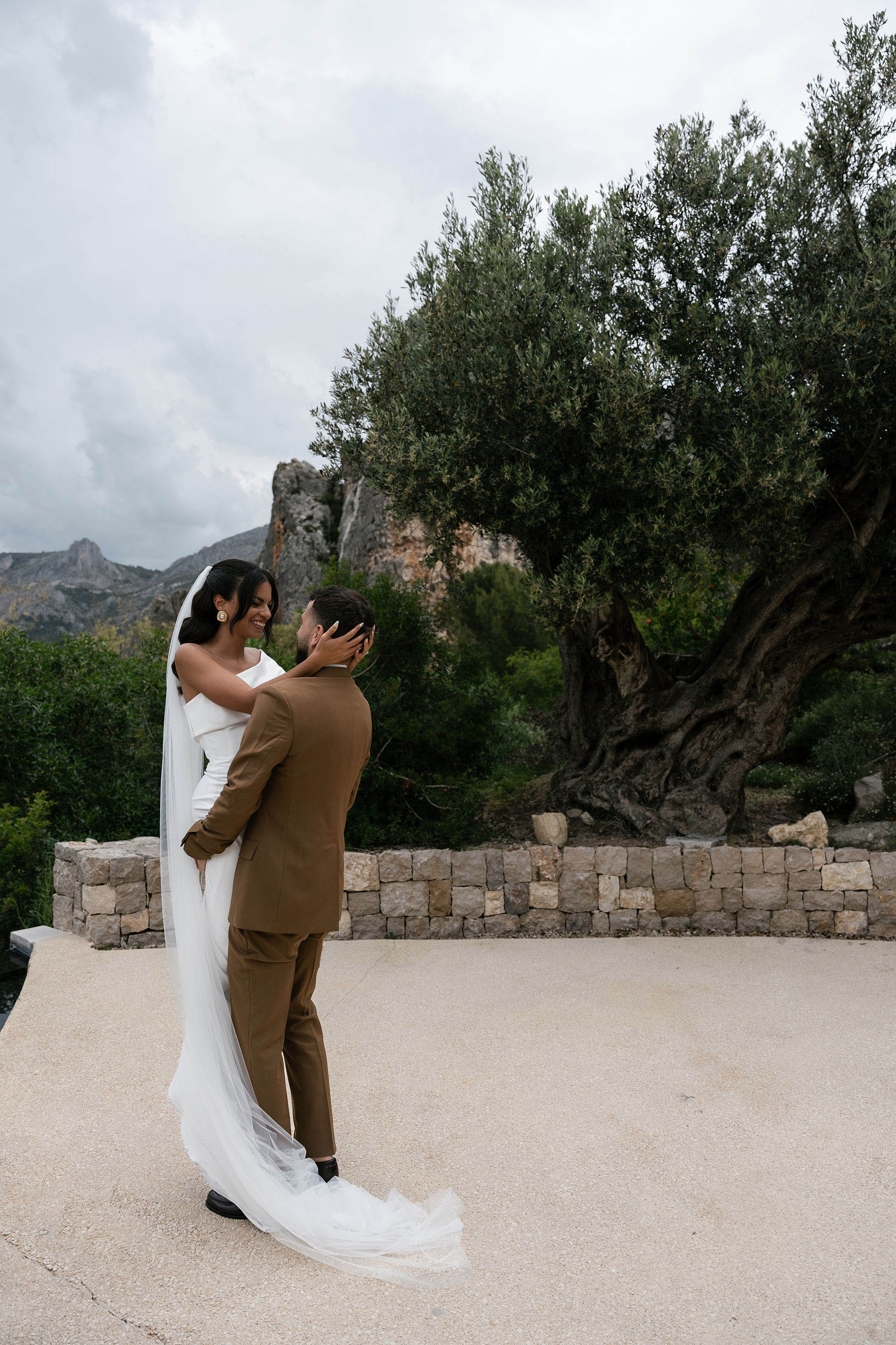 Sarah and Theo — VIVOOD. Fotógrafos de bodas de destino y creadores de contenido con base en España