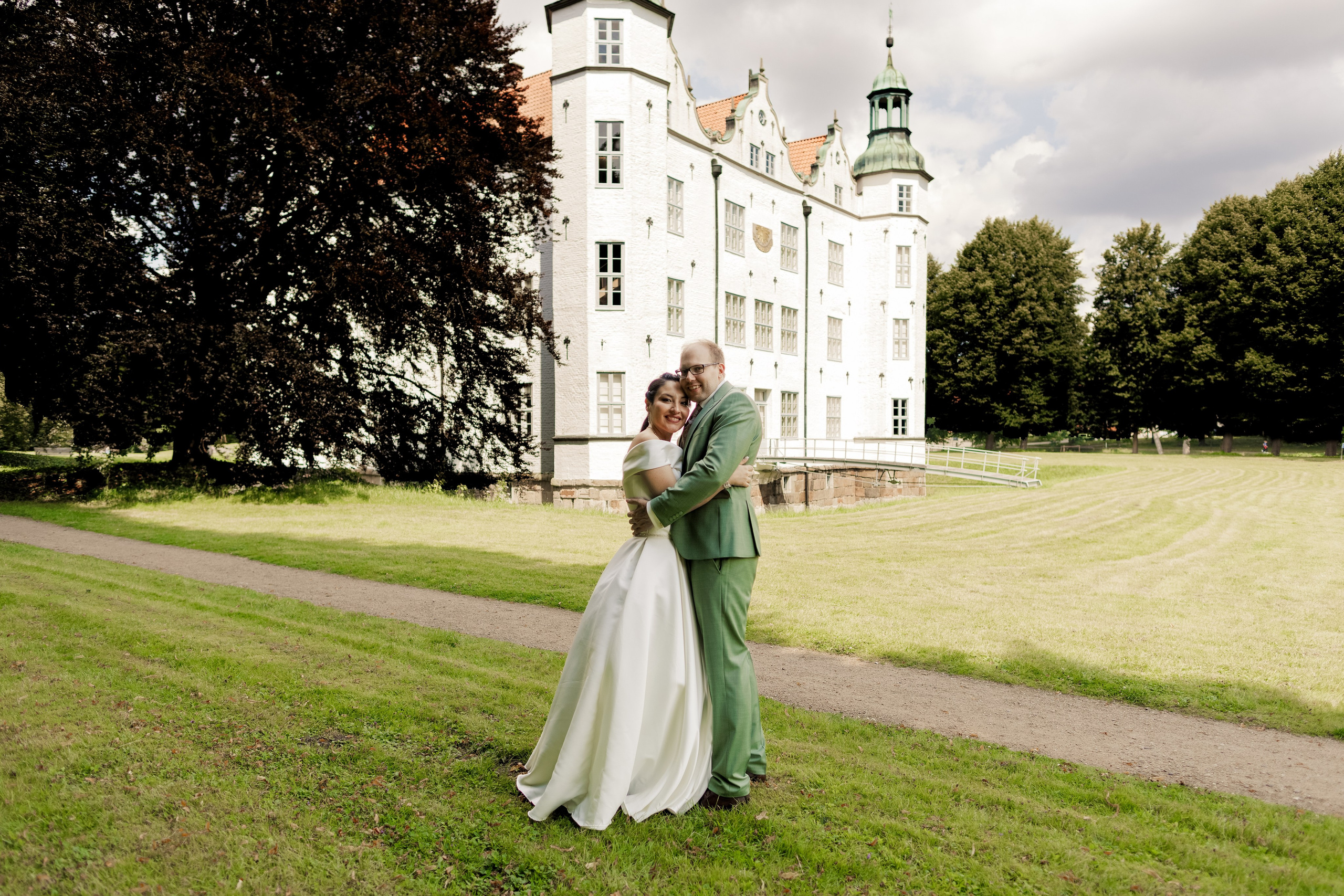 Hochzeitsfotografie im Schloss Ahrensburg | Zeitlose Eleganz in Schleswig-Holsteins Gärten. Hochzeitsfotograf und Hochzeitsvideograf aus Hamburg | Roka21Film
