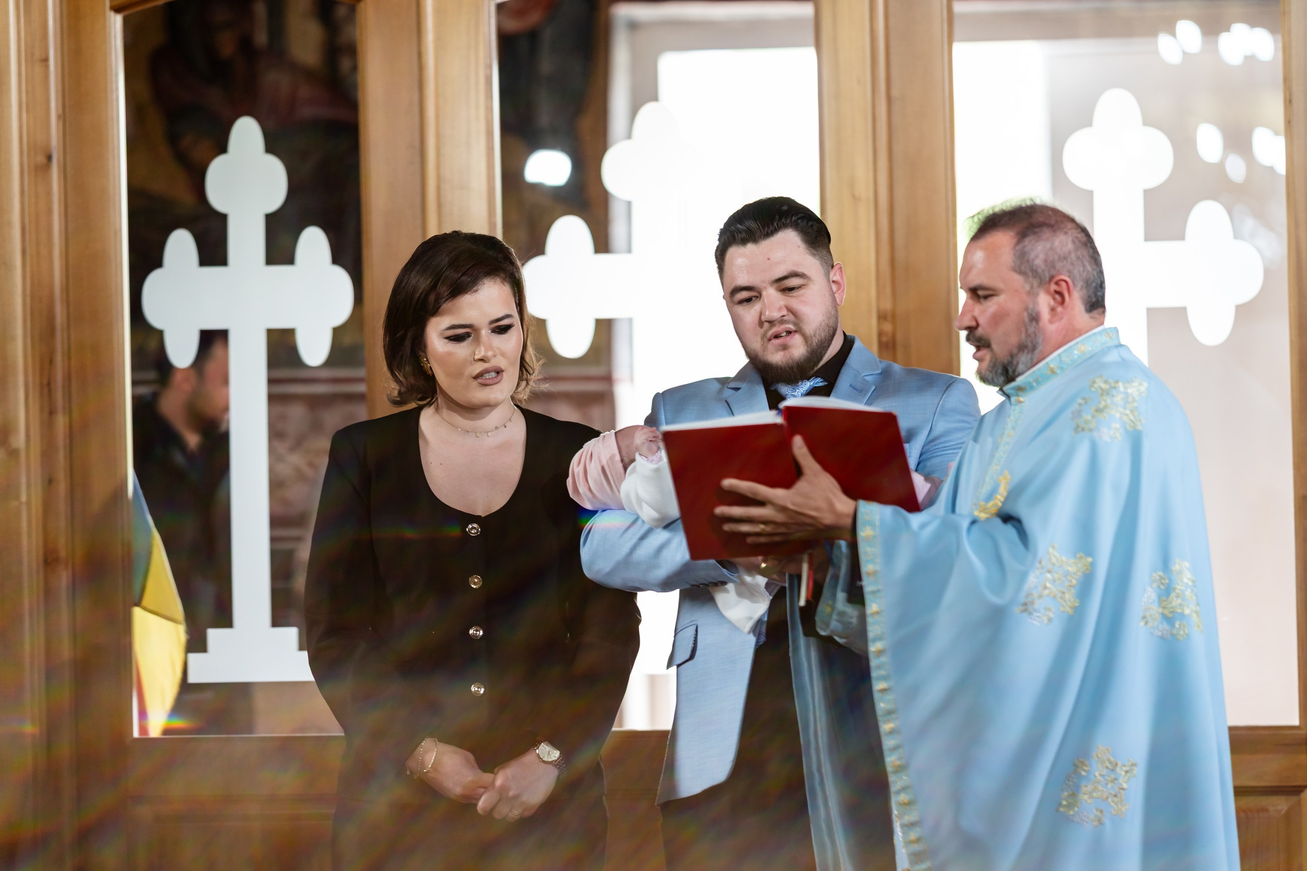 fotograf botez , fotografie botez Botoșani, fotograf Alin Chirilă, amintiri botez, fotografii botez, botez Miruna Parascheva, fotograf copii, fotografie botez în Botoșani-alt="botez , fotografie botez Alin Chirilă, amintiri botez, fotografii emoționante botez Botoșani"-- fotografii-botez-bebelus- amintiri-botez-micuț- moment-sfânt-crestinare- fotografie-emotionanta-botez- detalii-botez-bebelusi- parinti-fericiti-la-botez- fotograf-botez-profesionist- botez-in-biserica-ortodoxa- micuț-botezat-cu-emoție- zâmbete-și-lacrimi-la-botez- bebeluș-la-cristelniță- decor-botez-colorat- botez-cu-dragoste-și-credință- emotie-pura-la-botez- fotograf-botez-botosani- botez-iasi-suceava-fotograf- amintiri-nepretuite-botez-- Preotul ținându-l pe micuțul Mathias Gabriel la botez, în biserica Înălțarea Domnului, Copălău  - Detalii de la botezul lui Mathias – lumânare, trusou și icoană  - Familia lui Mathias Gabriel alături de micuț, în ziua botezului  - Portret emoționant cu mama și bebelușul în brațe, în biserică,fotograf profesionist evenimente Botoșani, Iași, Suceava, Fălticeni, Bacău, Pașcani, Roman - AlinoFotoStudio by Alin Chirilă - servicii foto nuntă, botez, cununie, ședințe foto creative, albume personalizate, fotografii emoționante și calitative pentru cele mai importante momente din viață,fotograf nuntă Botoșani Alin Chirilă,  ședință foto botez Iași - AlinoFotoStudio,  servicii fotograf profesionist evenimente Suceava,  fotograf cununie civilă Fălticeni - Alin Chirilă,  album foto nuntă personalizat Bacău.“Bebeluș botezat în biserică, ținut în brațe de nași”	•	“Detaliu cu lumânarea de botez decorată cu flori albe”	•	“Părinți emoționați alături de copilul lor la ceremonia de botez”	•	“Masa festivă de botez cu decor tematic și tort personalizat”	•	“Momentul în care preotul toarnă apă sfințită pe fruntea bebelușului”	“Bebeluș în rochie albă de botez, zâmbind în brațele mamei”	•	“Detaliu cu cruciulița de botez așezată pe o pernă de satin”	•	“Părinți și nași aprinzând lumânările în timpul ceremoniei de botez”	•	“Tort de botez decorat cu figurine tematice și numele copilului”	•	“Copil botezat dormind liniștit în pătuțul decorat festiv”	•	“Momentul în care preotul binecuvântează copilul în fața altarului”	•	“Invitați adunându-se în jurul mesei festive la petrecerea de botez”	•	“Bebeluș ținând în mână o jucărie personalizată primită la botez”	•	“Familie fericită pozând împreună după ceremonia de botez”	•	“Decor tematic cu baloane și flori la locația petrecerii de botez” fotograf Botoșani fotograf evenimente fotograf botez Alin Chirila fotograf alinofotostudio.fotograf botez Amelis Maria, fotografie botez Botoșani, fotograf Alin Chirilă, amintiri botez, fotografii botez, botez Amelis Maria, fotograf copii, fotografie botez în Botoșani,