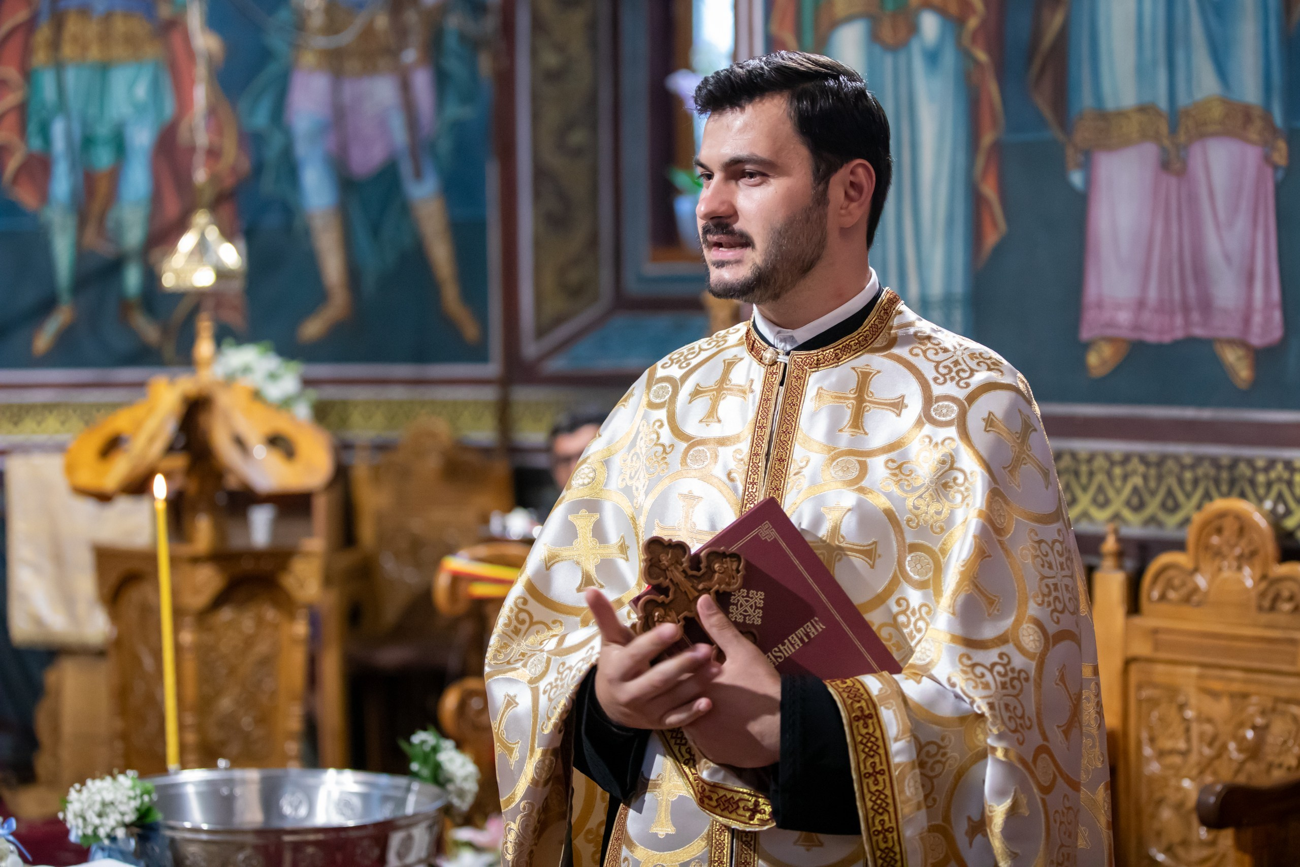 fotograf botez , fotografie botez Botoșani, fotograf Alin Chirilă, amintiri botez, fotografii botez, botez Miruna Parascheva, fotograf copii, fotografie botez în Botoșani-alt="botez , fotografie botez Alin Chirilă, amintiri botez, fotografii emoționante botez Botoșani"-- fotografii-botez-bebelus- amintiri-botez-micuț- moment-sfânt-crestinare- fotografie-emotionanta-botez- detalii-botez-bebelusi- parinti-fericiti-la-botez- fotograf-botez-profesionist- botez-in-biserica-ortodoxa- micuț-botezat-cu-emoție- zâmbete-și-lacrimi-la-botez- bebeluș-la-cristelniță- decor-botez-colorat- botez-cu-dragoste-și-credință- emotie-pura-la-botez- fotograf-botez-botosani- botez-iasi-suceava-fotograf- amintiri-nepretuite-botez-- Preotul ținându-l pe micuțul Mathias Gabriel la botez, în biserica Înălțarea Domnului, Copălău  - Detalii de la botezul lui Mathias – lumânare, trusou și icoană  - Familia lui Mathias Gabriel alături de micuț, în ziua botezului  - Portret emoționant cu mama și bebelușul în brațe, în biserică,fotograf profesionist evenimente Botoșani, Iași, Suceava, Fălticeni, Bacău, Pașcani, Roman - AlinoFotoStudio by Alin Chirilă - servicii foto nuntă, botez, cununie, ședințe foto creative, albume personalizate, fotografii emoționante și calitative pentru cele mai importante momente din viață,fotograf nuntă Botoșani Alin Chirilă,  ședință foto botez Iași - AlinoFotoStudio,  servicii fotograf profesionist evenimente Suceava,  fotograf cununie civilă Fălticeni - Alin Chirilă,  album foto nuntă personalizat Bacău.“Bebeluș botezat în biserică, ținut în brațe de nași”	•	“Detaliu cu lumânarea de botez decorată cu flori albe”	•	“Părinți emoționați alături de copilul lor la ceremonia de botez”	•	“Masa festivă de botez cu decor tematic și tort personalizat”	•	“Momentul în care preotul toarnă apă sfințită pe fruntea bebelușului”	“Bebeluș în rochie albă de botez, zâmbind în brațele mamei”	•	“Detaliu cu cruciulița de botez așezată pe o pernă de satin”	•	“Părinți și nași aprinzând lumânările în timpul ceremoniei de botez”	•	“Tort de botez decorat cu figurine tematice și numele copilului”	•	“Copil botezat dormind liniștit în pătuțul decorat festiv”	•	“Momentul în care preotul binecuvântează copilul în fața altarului”	•	“Invitați adunându-se în jurul mesei festive la petrecerea de botez”	•	“Bebeluș ținând în mână o jucărie personalizată primită la botez”	•	“Familie fericită pozând împreună după ceremonia de botez”	•	“Decor tematic cu baloane și flori la locația petrecerii de botez” fotograf Botoșani fotograf evenimente fotograf botez Alin Chirila fotograf alinofotostudio.fotograf botez Amelis Maria, fotografie botez Botoșani, fotograf Alin Chirilă, amintiri botez, fotografii botez, botez Amelis Maria, fotograf copii, fotografie botez în Botoșani,