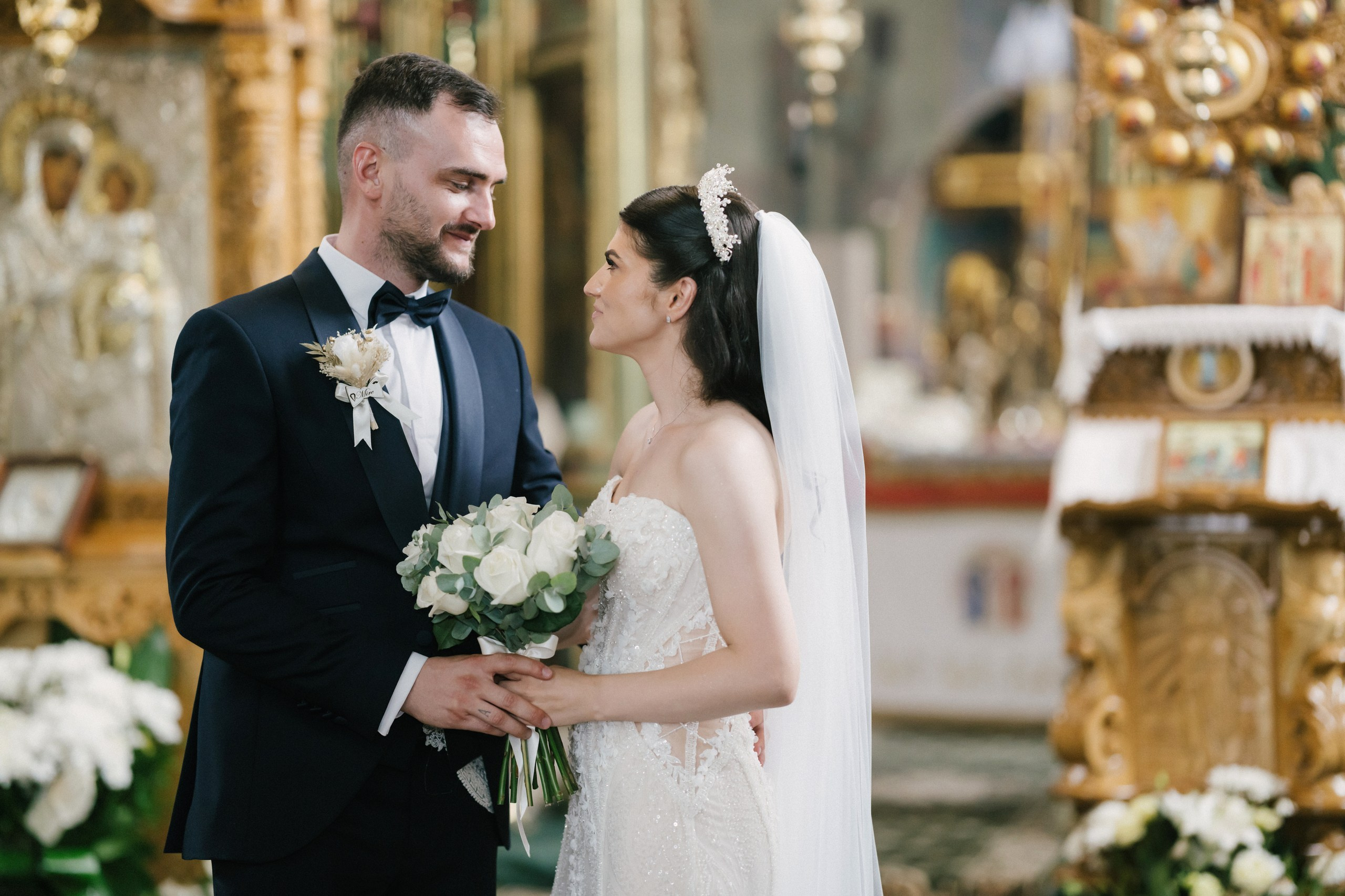 1. Mireasa Adriana în timpul pregătirilor de nuntă în Tudora Botoșani2. Costumul mirelui Ionuț fotografiat artistic în ziua nunții3. Prietenii mirelui la tradițiile de nuntă în Tudora4. Bărbieritul mirelui în cadrul obiceiurilor tradiționale de nuntă5. Fotografii de familie la biserică în ziua nunții6. Portret de familie cu mirii și copilul lor la nunta din Botoșani7. Primul dans al mirilor la Mariage Dor Baisa Botoșani8. Decor elegant de nuntă la Mariage Dor Baisa9. Emoții și tradiții la nunta din Tudora județul Botoșani10. Fotograf profesionist de nuntă în Botoșani surprinzând momente autentice - otograf-nunta-botosanifotograf-evenimente-botosanifotograf-profesionist-botosanifotograf-nunta-tudoranunta-tudora-botosanisedinta-foto-nunta-botosanipoze-nunta-botosanifotografii-nunta-tudorafotograf-cununie-religioasa-botosanibiserica-sfintii-imparati-constantin-si-elena-tudoramariage-dor-baisa-botosanirestaurant-nunta-botosanidansul-mirilor-mariage-dorpregatiri-mire-botosanipregatiri-mireasa-botosanitraditii-nunta-moldovaobiceiuri-nunta-tudorafotograf-familie-nunta-botosaniportret-miri-botosanigalerie-foto-nunta-botosanialbum-foto-nunta-botosaninunta-eleganta-botosaninunta-cu-traditii-botosanifotograf-premium-nunta-botosaniservicii-foto-video-botosanipoveste-de-nunta-botosanifotograf-documentar-nuntafotograf-natural-emotionalmiri-ionut-si-adriananunta-autentica-tudora -otograf-nunta-botosanifotograf-nunta-tudoranunta-tudora-botosanifotograf-evenimente-botosanifotograf-profesionist-botosaniservicii-foto-video-botosanigalerie-foto-nunta-botosanialbum-foto-nunta-botosani - nunta-autentica-botosaninunta-cu-traditii-botosanipoveste-de-nunta-botosanifotografii-emotionante-nuntamomente-autentice-nuntafotografie-documentara-nuntafotograf-natural-nunta- pregatiri-miri-tudorabiserica-tudora-botosanicununie-religioasa-tudoramariage-dor-baisa-botosanipetrecere-nunta-botosanivalsul-mirilor-botosani - alino-foto-studio-botosaniionut-si-adriana-nunta-tudorafotograf-alin-chirila-botosani
