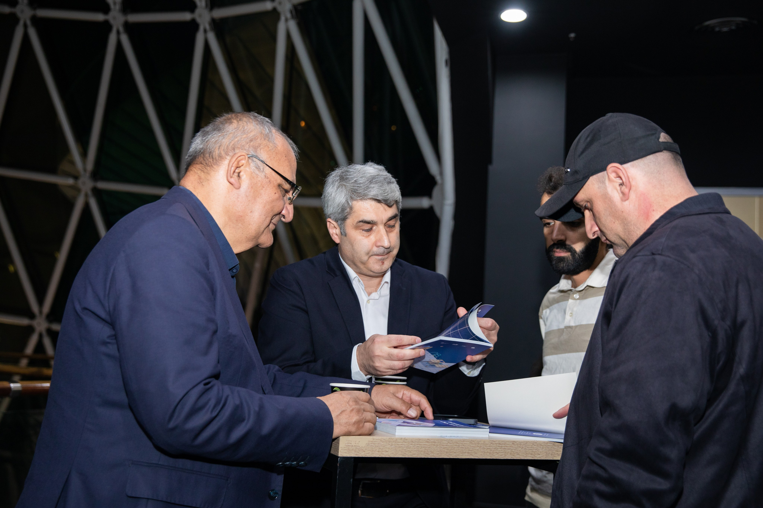 “Astronomiyada Əsas Anlayışlar” kitabının və “Fəza və Zamanın Elçiləri” filminin təqdimatı. Həvəskar Astronomlar Cəmiyyəti — Astronomy.az