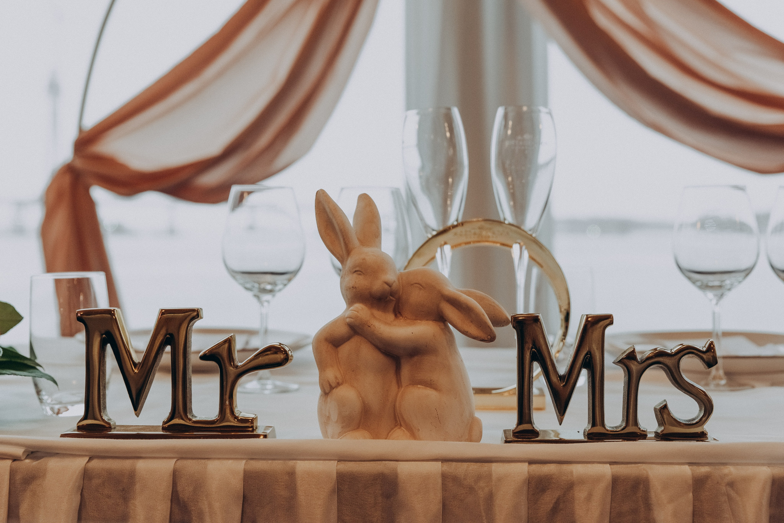 Объятия новобрачных на свадебной съемке на закате в Эспоо.