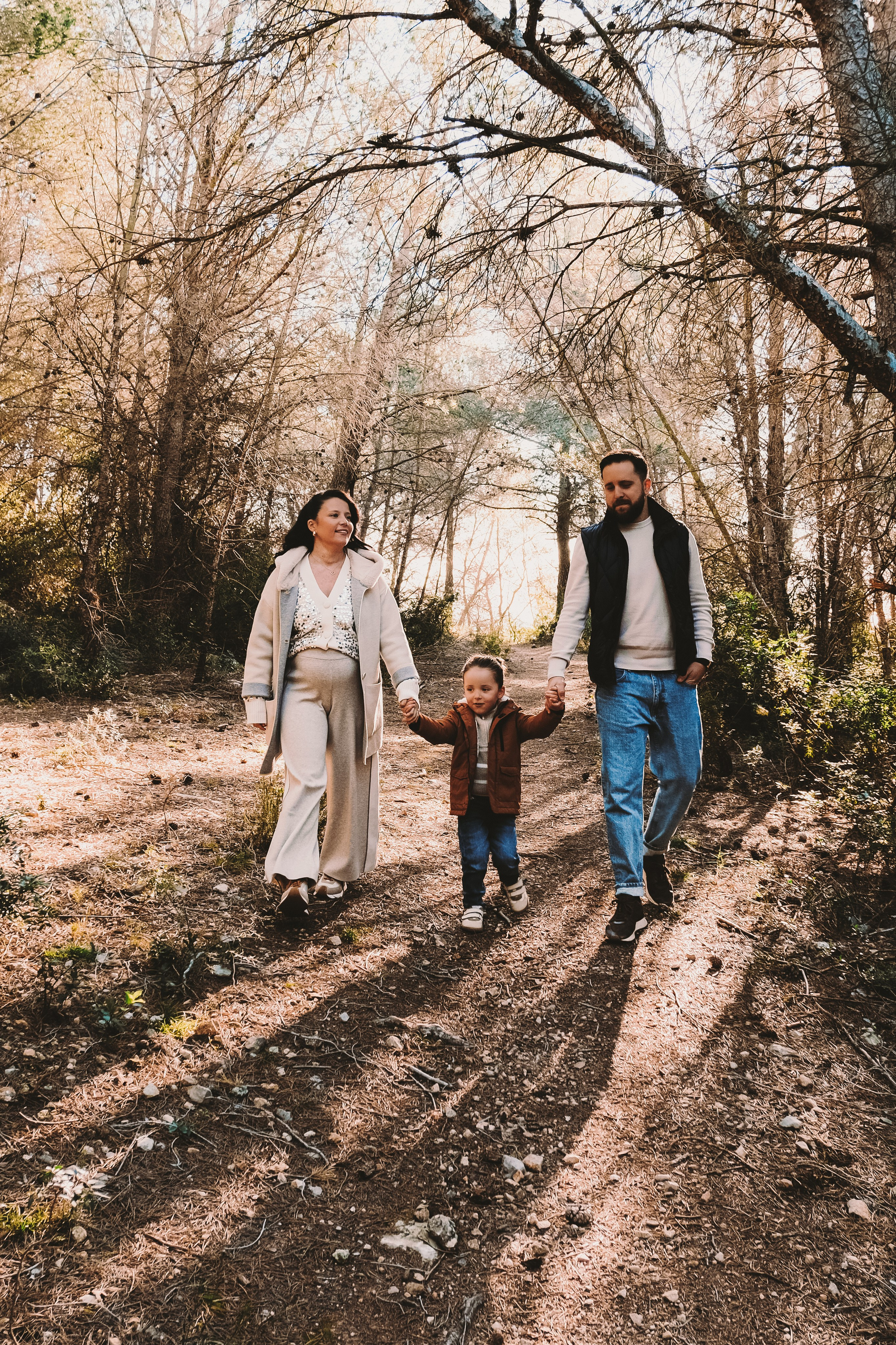 Sesión familiar embarazo. Fotografía profesional en Calafell - Elena Medvedeva