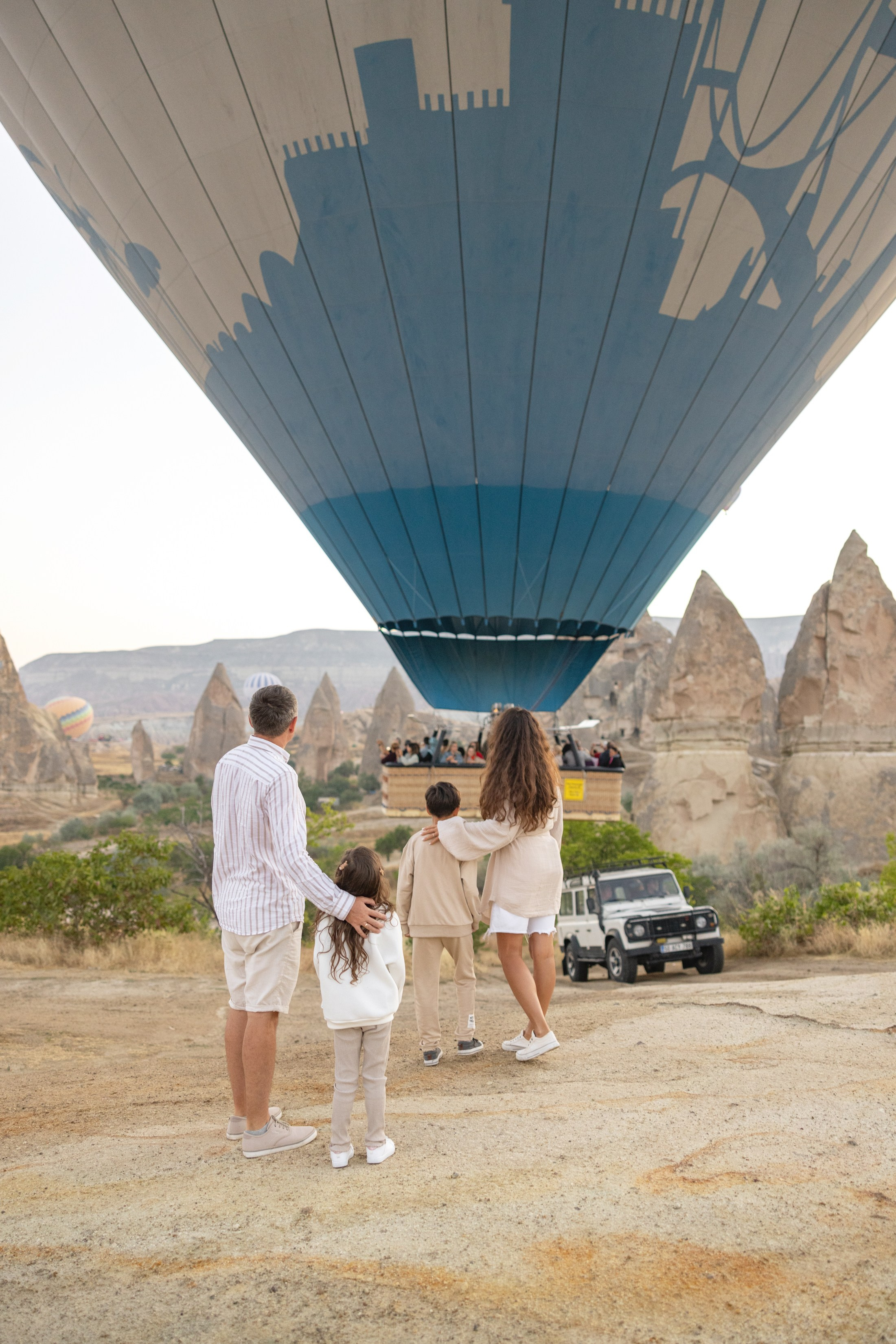 Family Photoshoot at Sunrise with Cappadocia’s Hot Air Balloons. Julia Ganch I Fashion Wedding Photography I Cappadocia Turkey