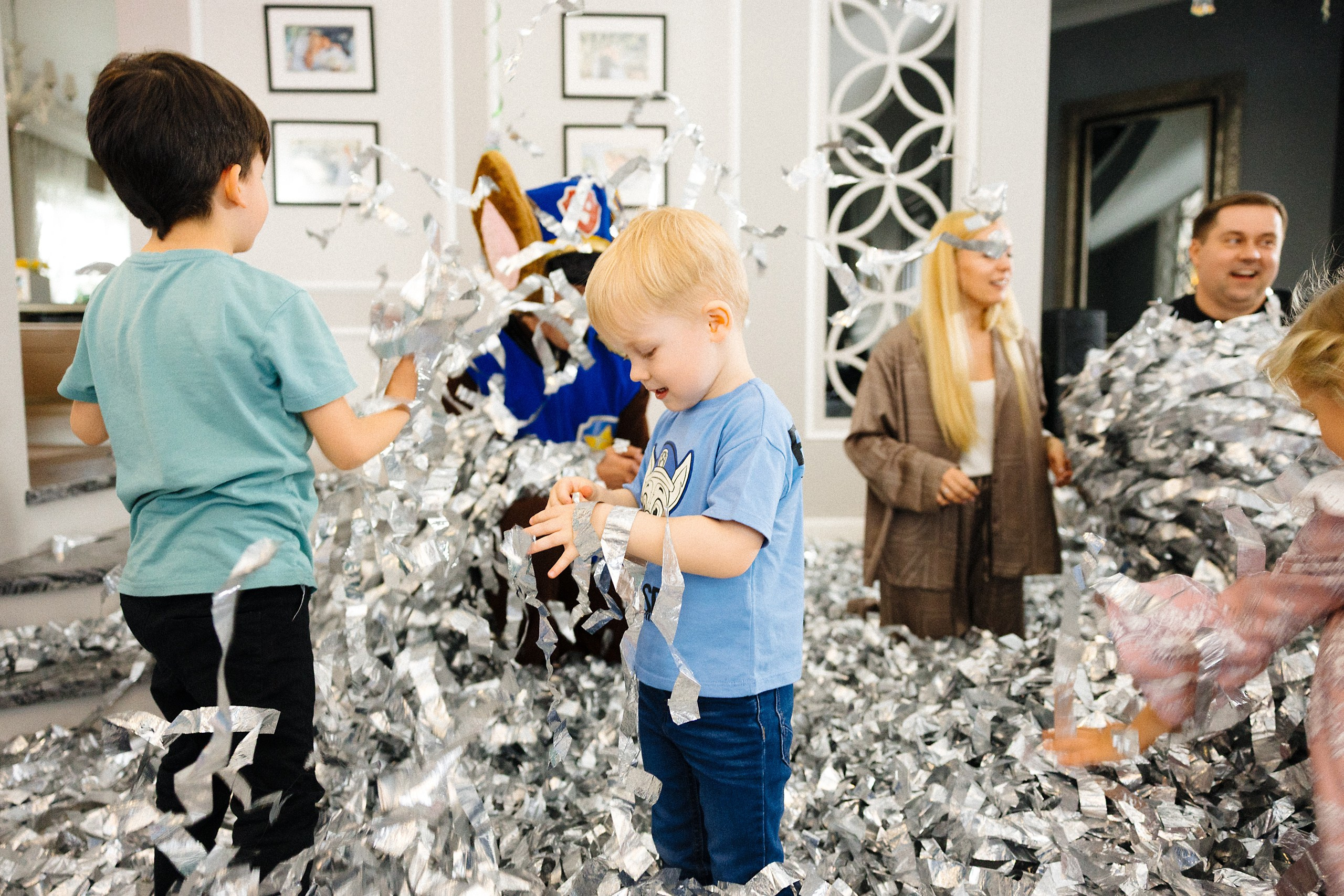 Фотосъёмка детского дня рождения с аниматором и фольгированной дискотекой в Риге. Евгений Тимофеев | Свадебный и контент-фотограф и видеограф в Риге