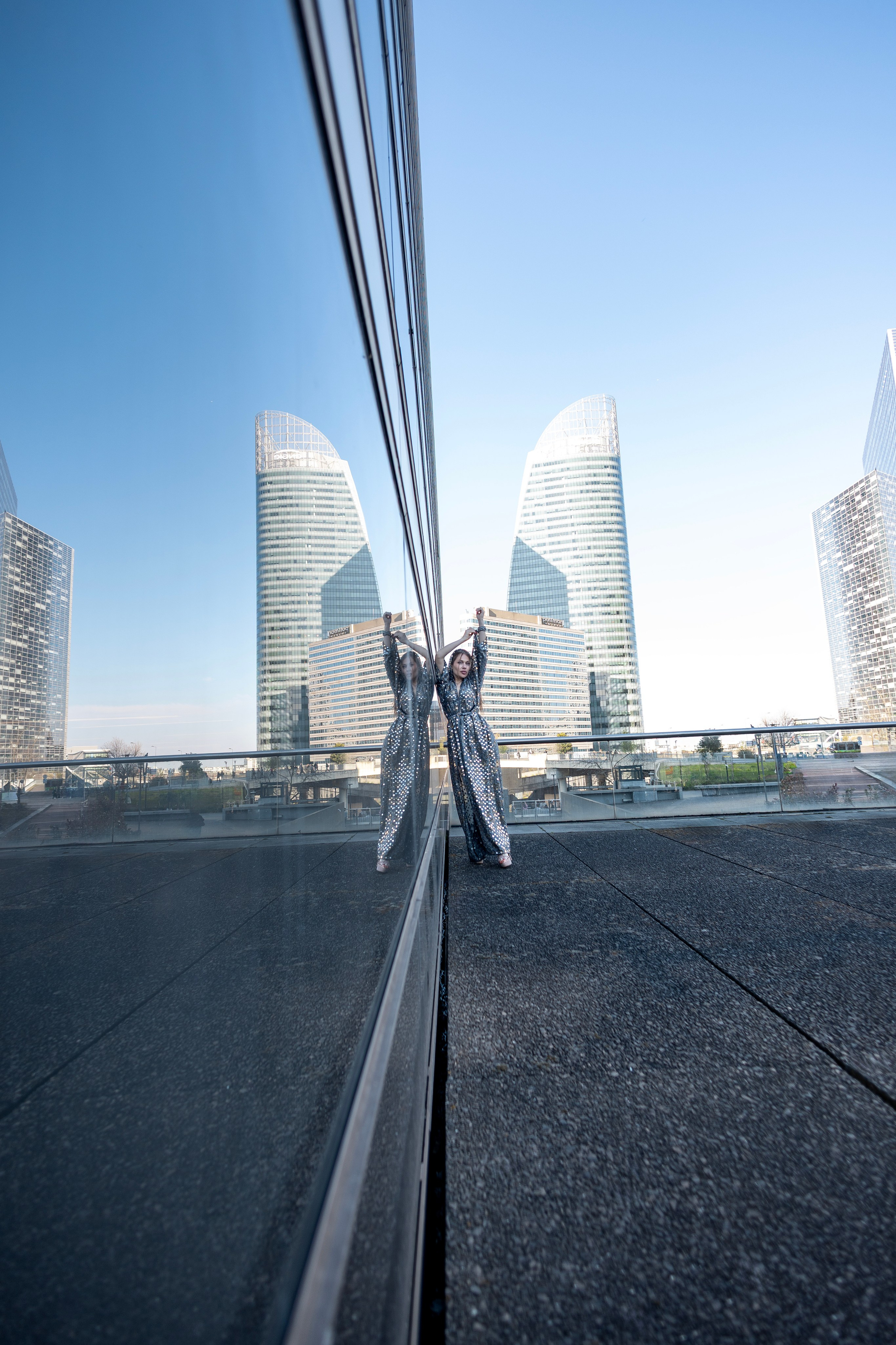 Shooting La Defence cu Lenuta. Wedding, event and family photographer in Paris, Emilian Olaru