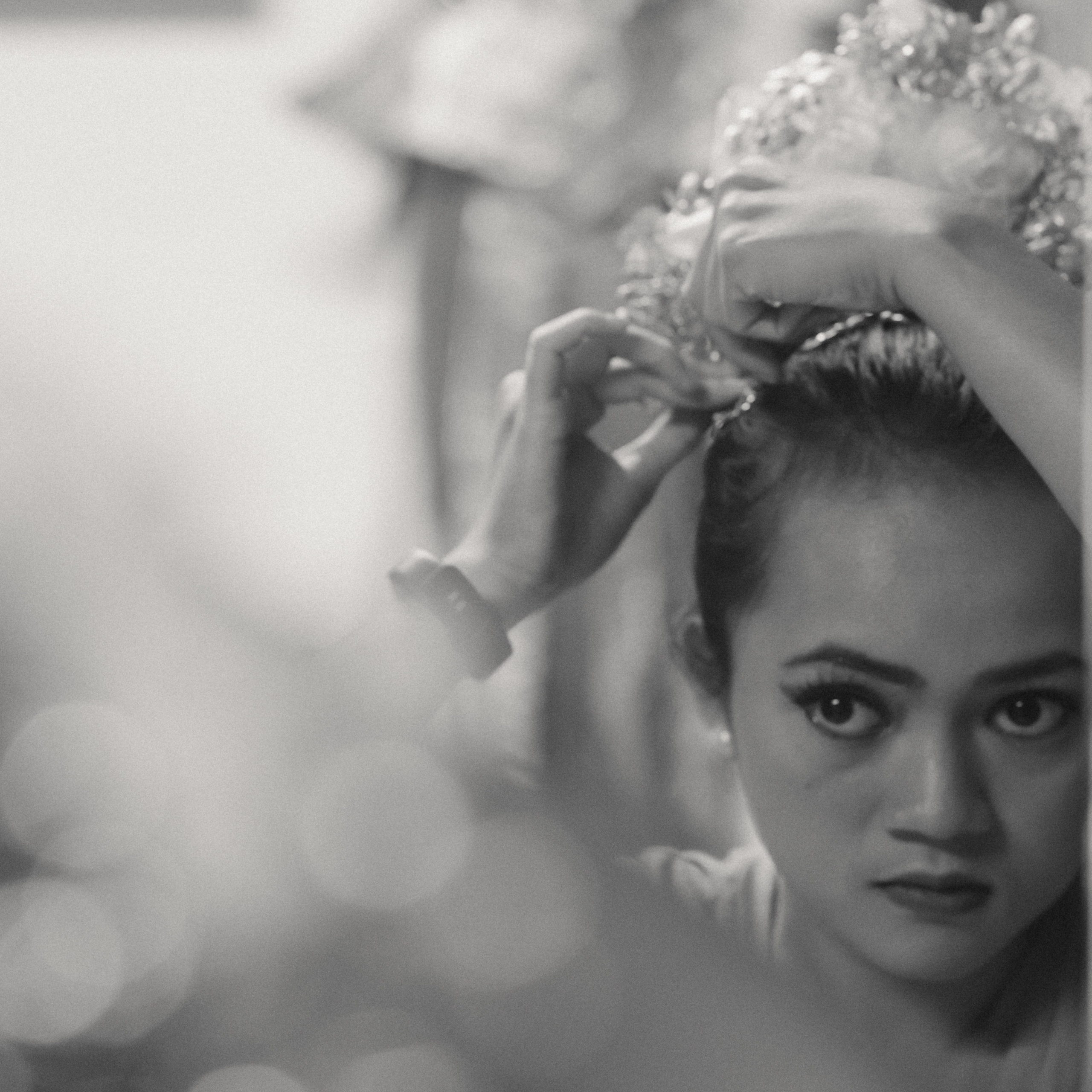 Vorbereitungen zum traditionellen indonesischen Tanz Legong. Schwarz-weiß Fotografie in Münster. Fotografin Viktoria Roschen