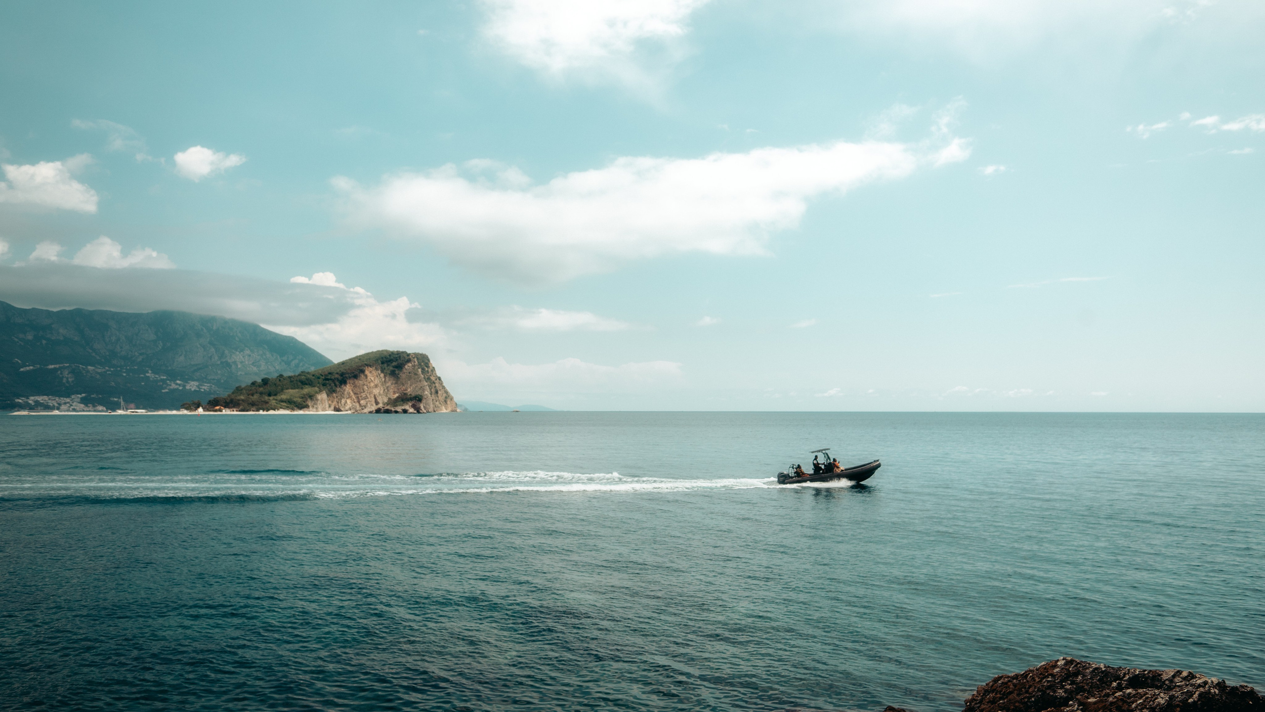 Roaming. Mike Avelli