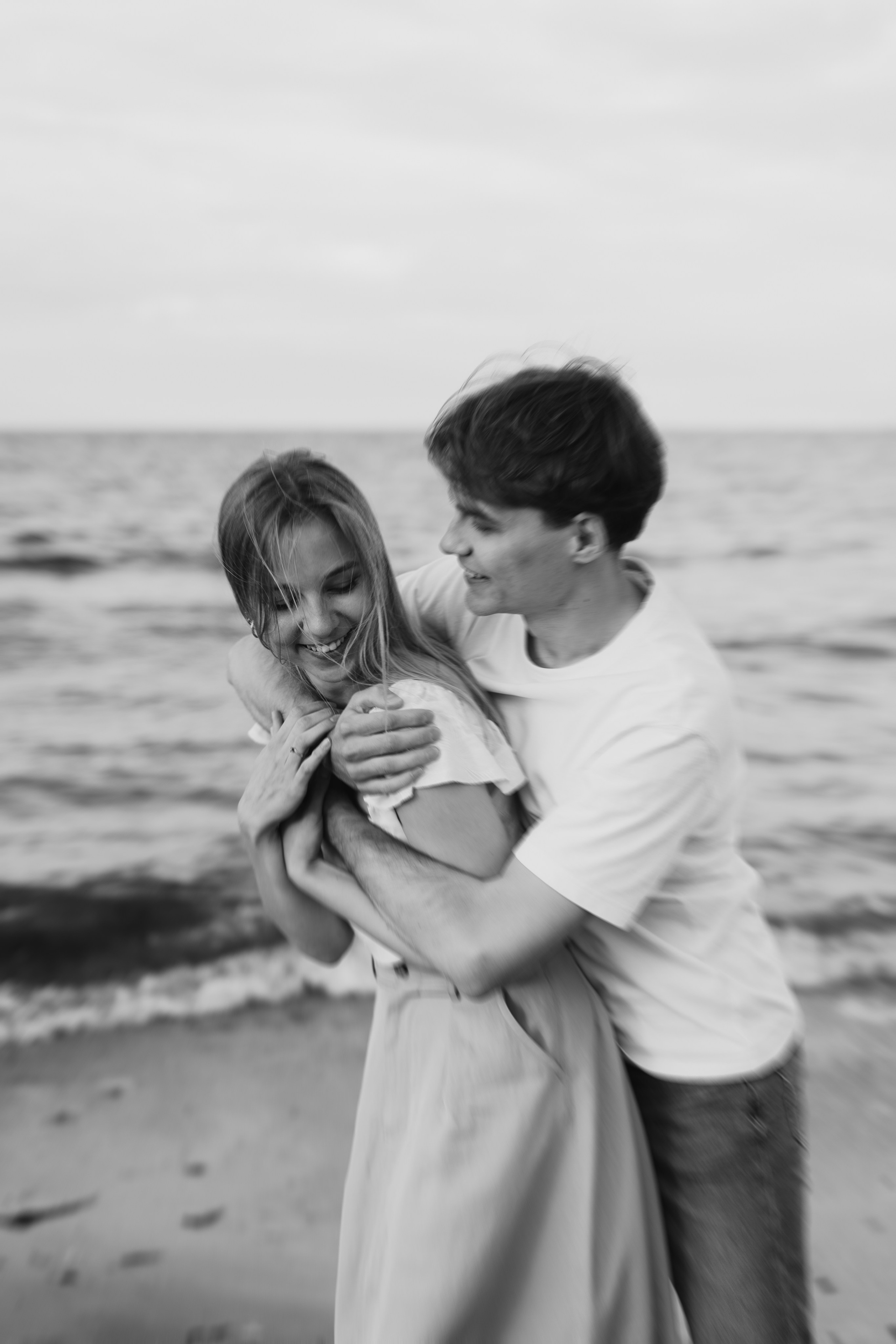Gracjana i Damian, sesja narzeczeńska nad morzem. Fotograf ślubny & lifestyle Gdańsk, Karolina Baczewska