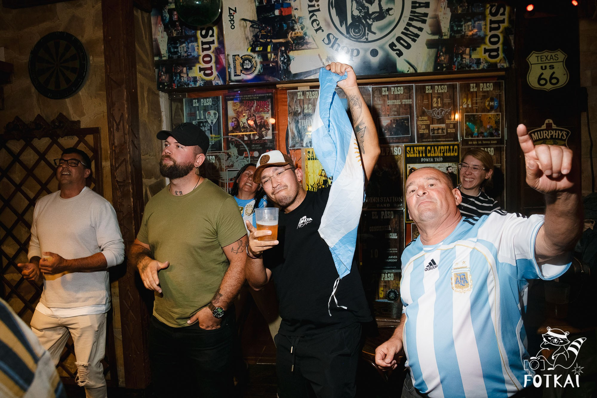 Los Ekilibristas de la Cuerda Floja — Фото с концерта в Торревьехе, 2026 | FOTKAI