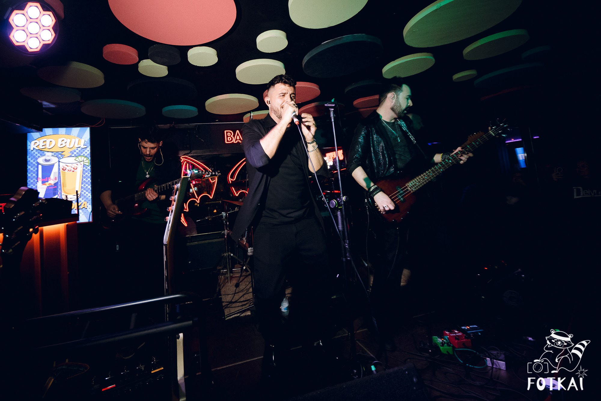 Концерт Delyrio в Confetti Playa Alicante — живое выступление группы, февраль 2026 | FOTKAI