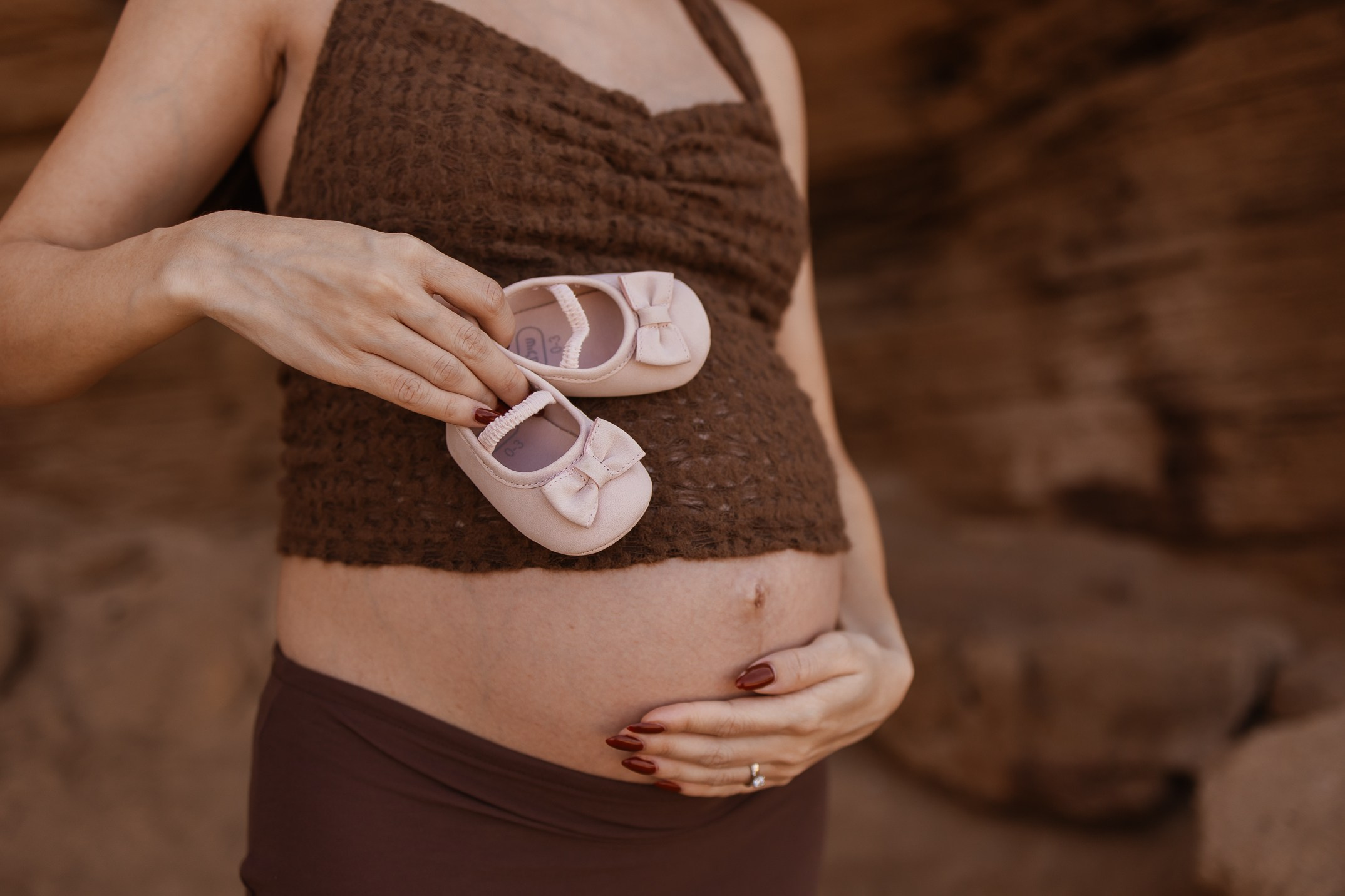 Pregnancy photoshoot at sea. דף בית
