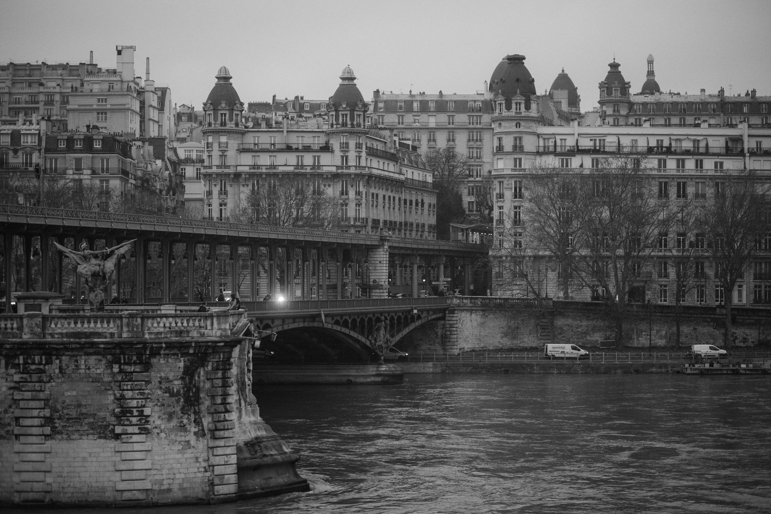 Elopement à Paris près de la Tour Eiffel — une histoire en noir et blanc. Photographe de mariage à Paris