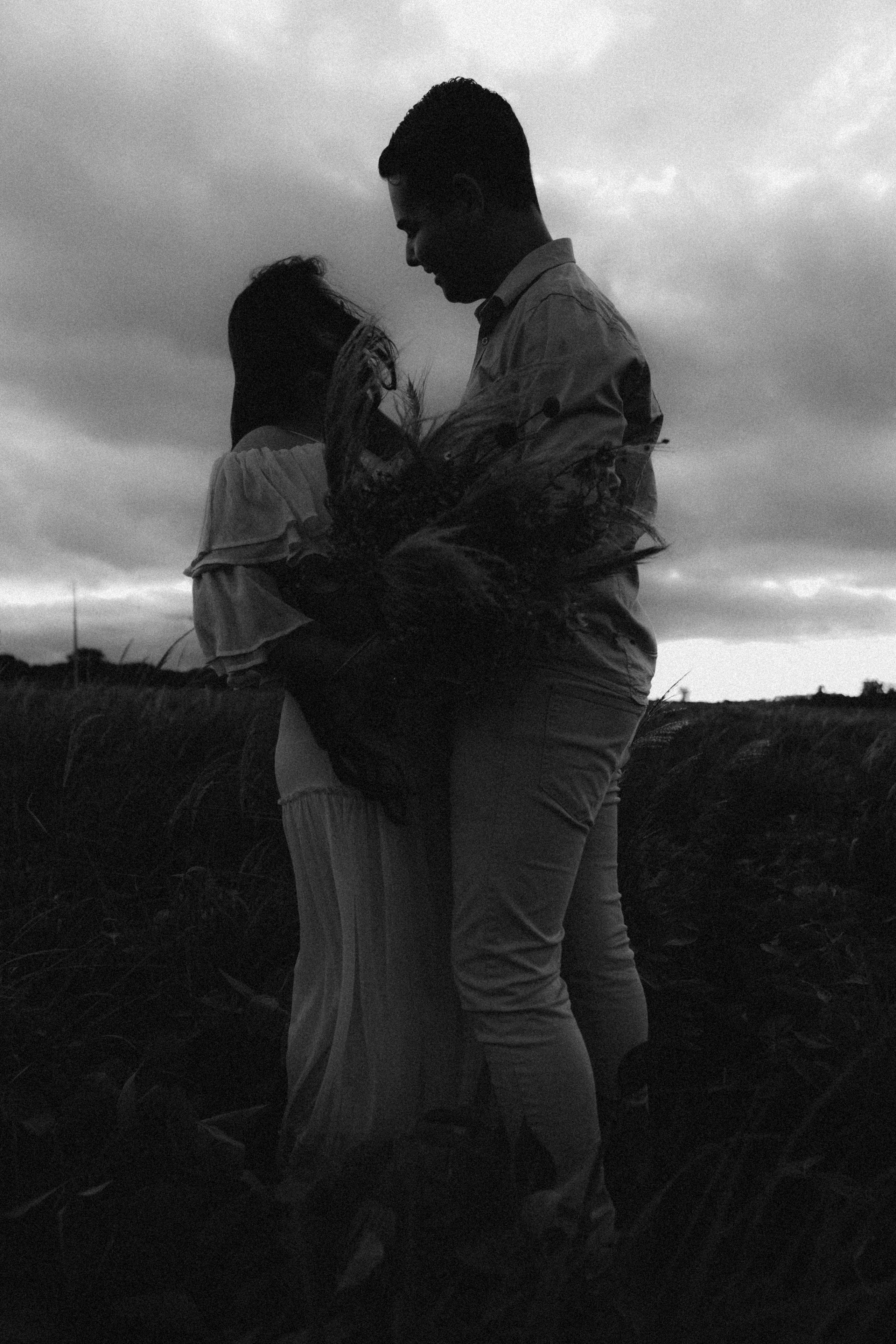 Casal trocando carinho em ensaio externo em Sorocaba 