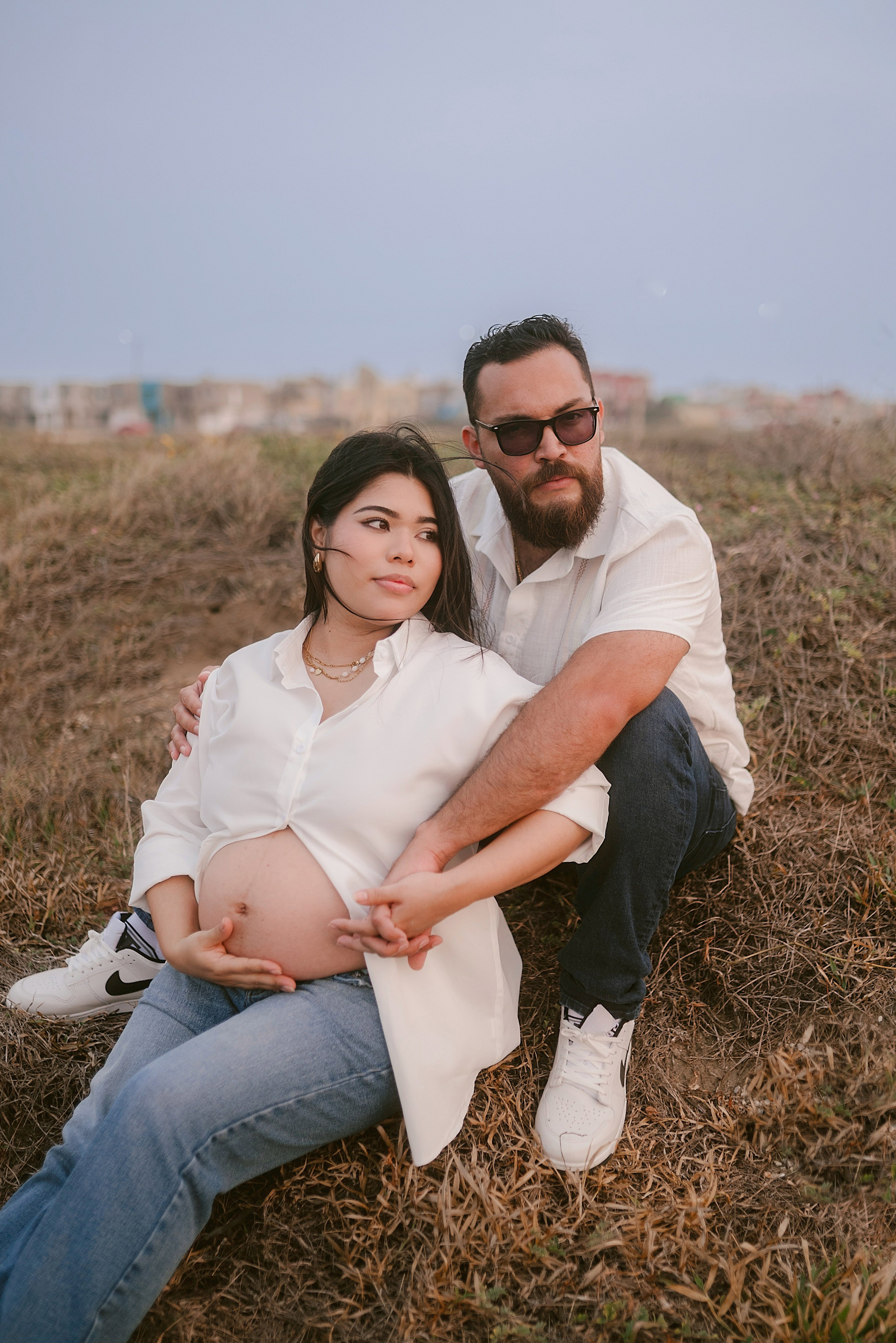Maternity Pregnancy Session  Sesión embarazo Carlos RaGo Fotografía Pareja en sesión prenatal con atardecer de fondo