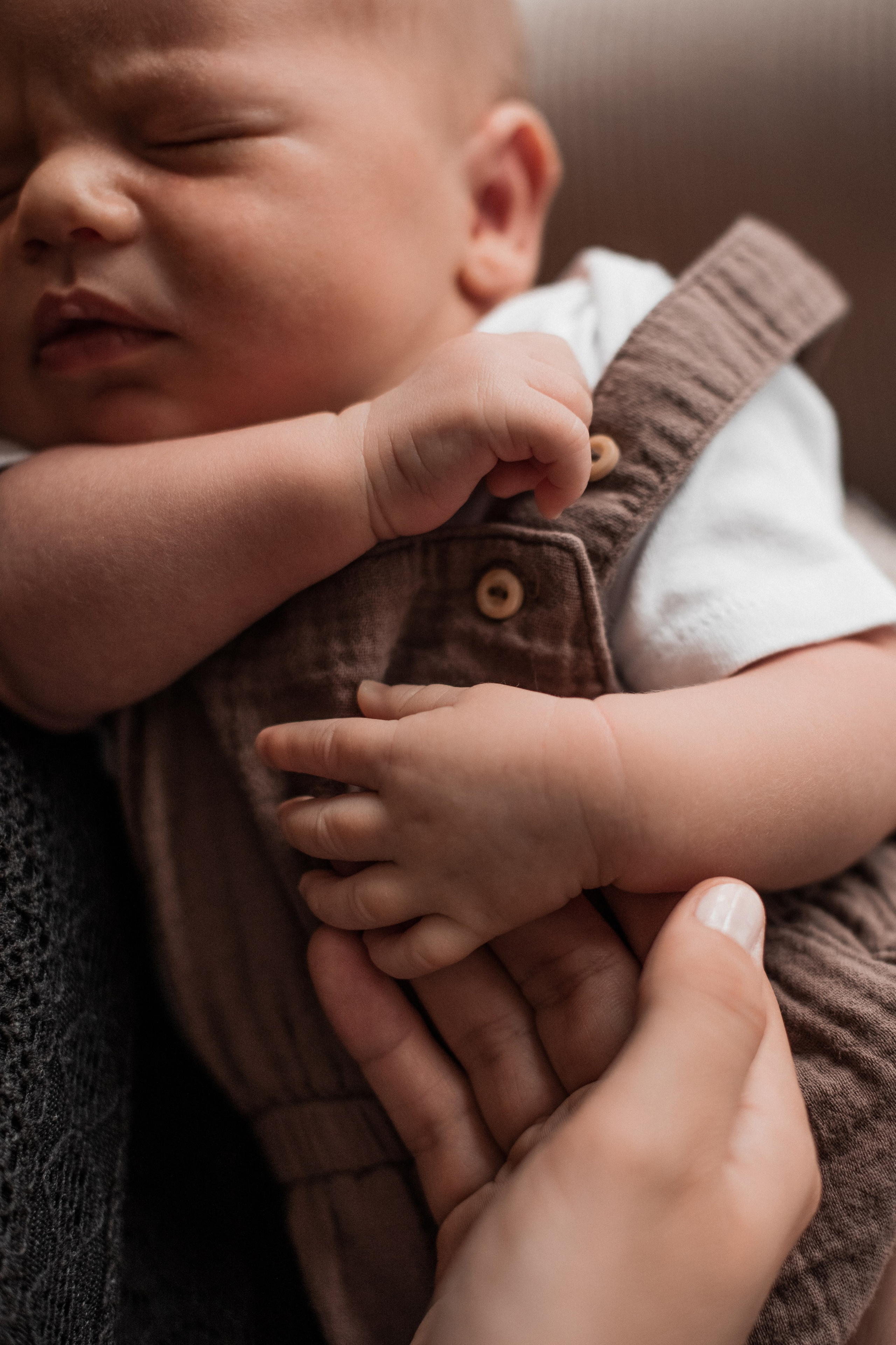 Mutter hält die Hand ihres Sohnes.