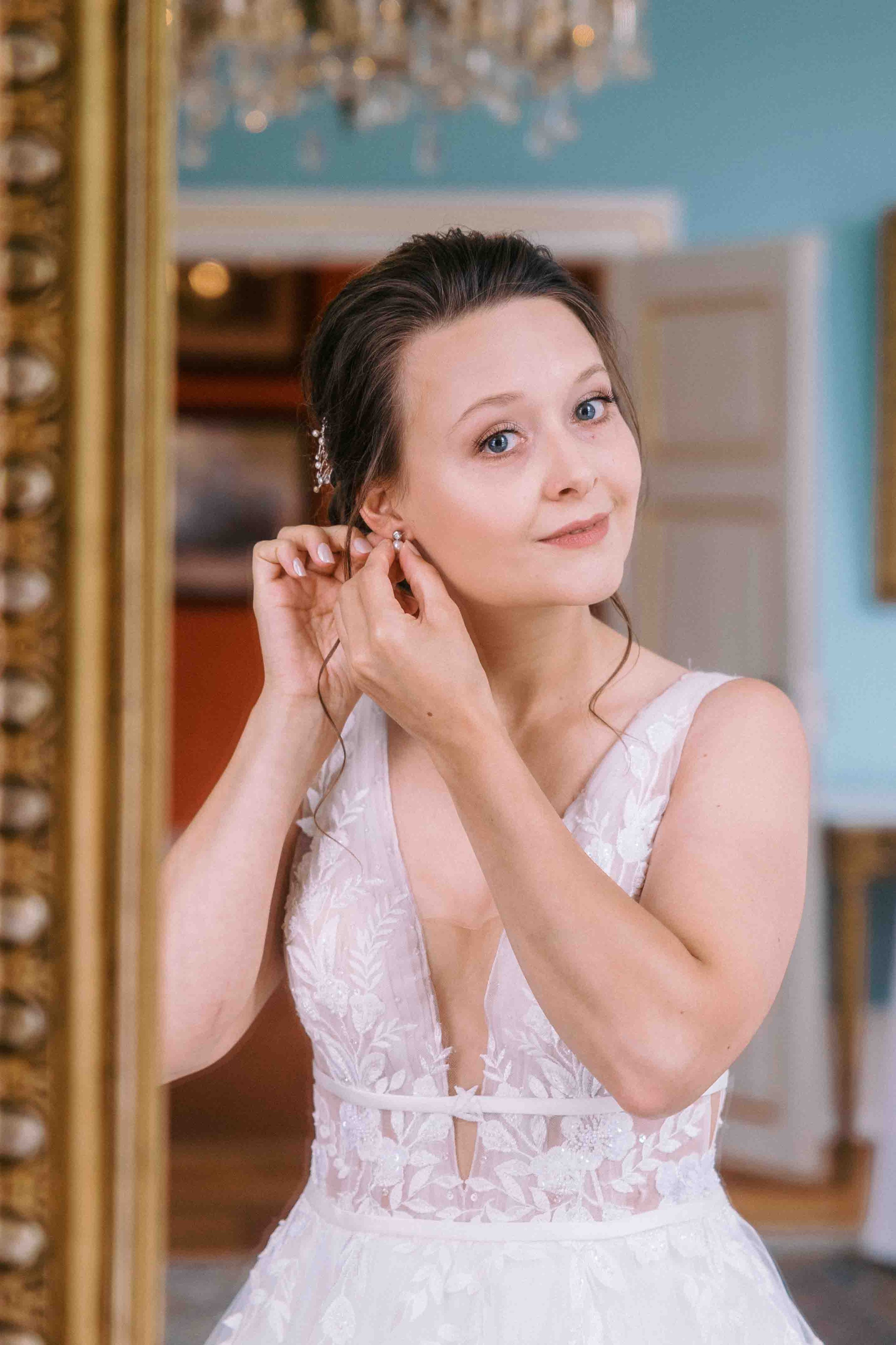 getting ready braut bei hochzeit im schloss von hammerstein