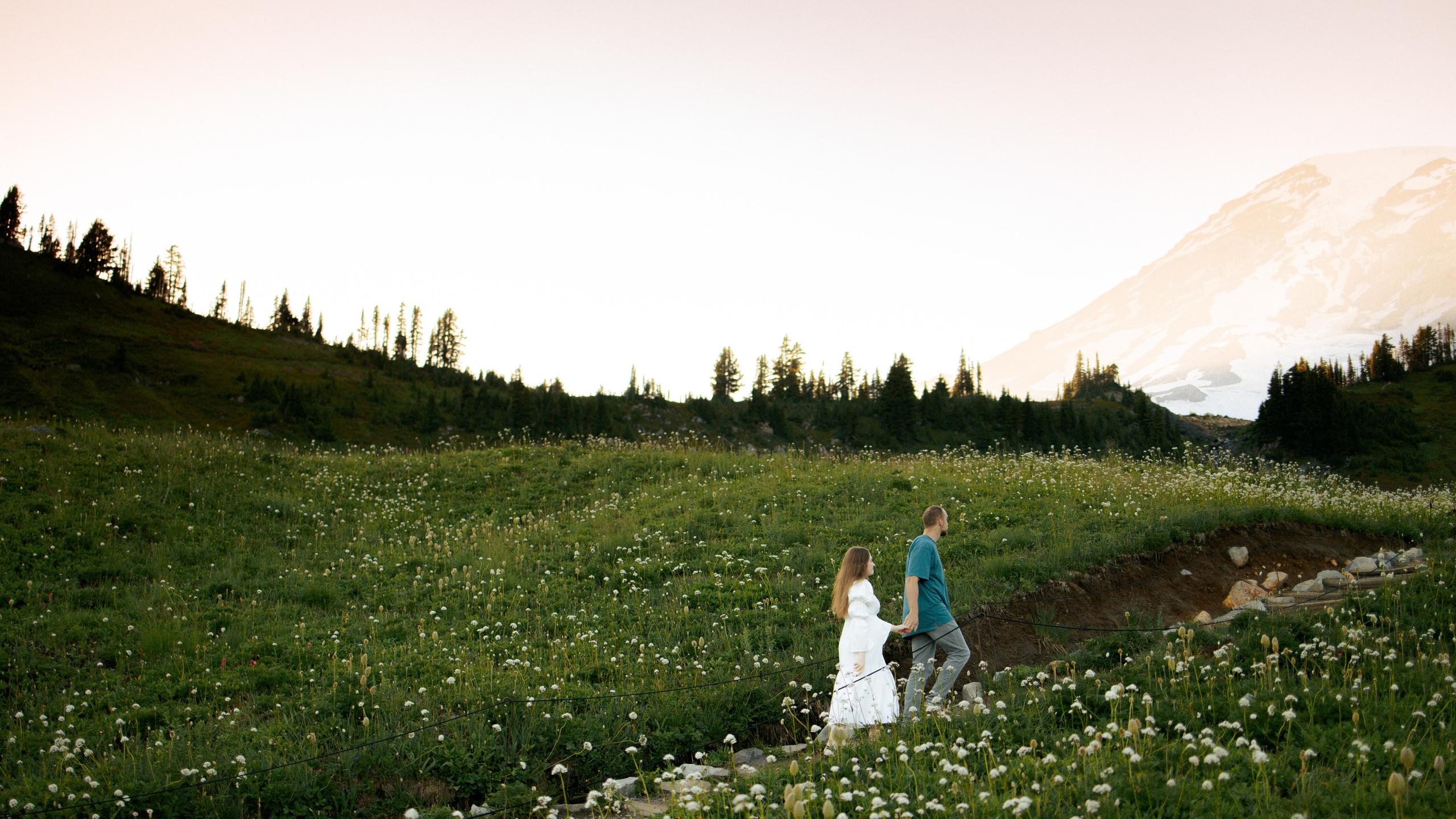Embrace of Wildflowers. Family photographer Oregon — Washington