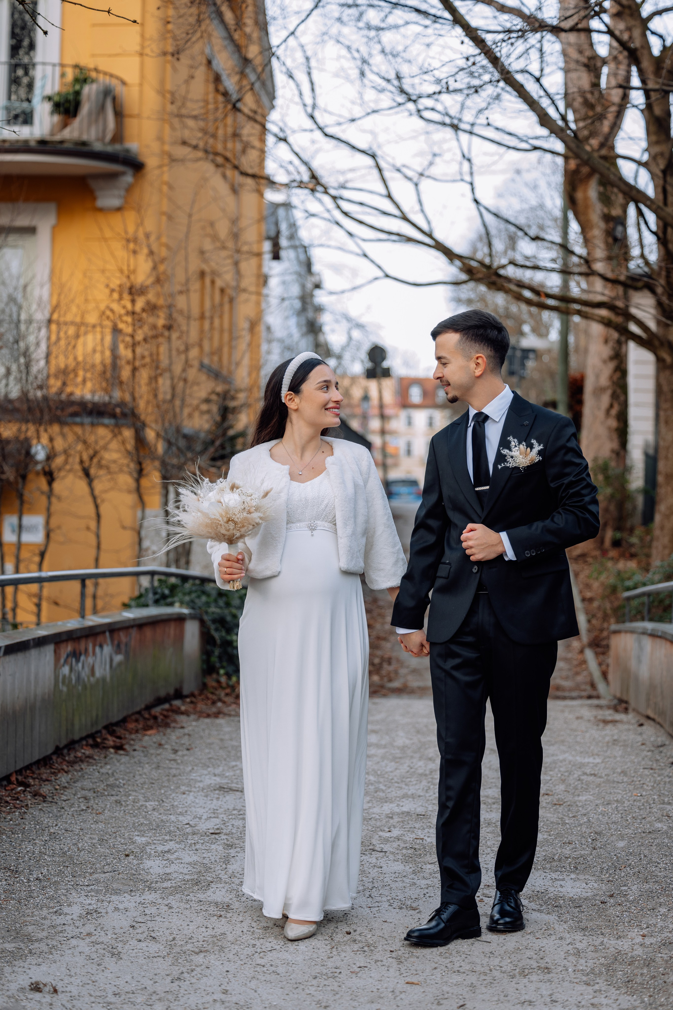 Brautpaar geht spazieren – Hand in Hand Mandlstraße 14