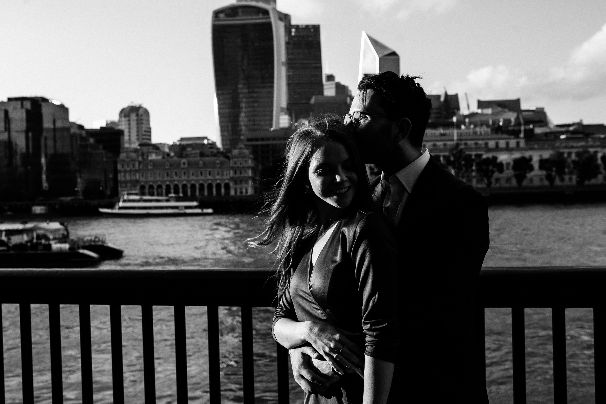 Sunset Engagement Photoshoot at Tower Bridge. LondonPhotoStory — Vacation Photographer in London