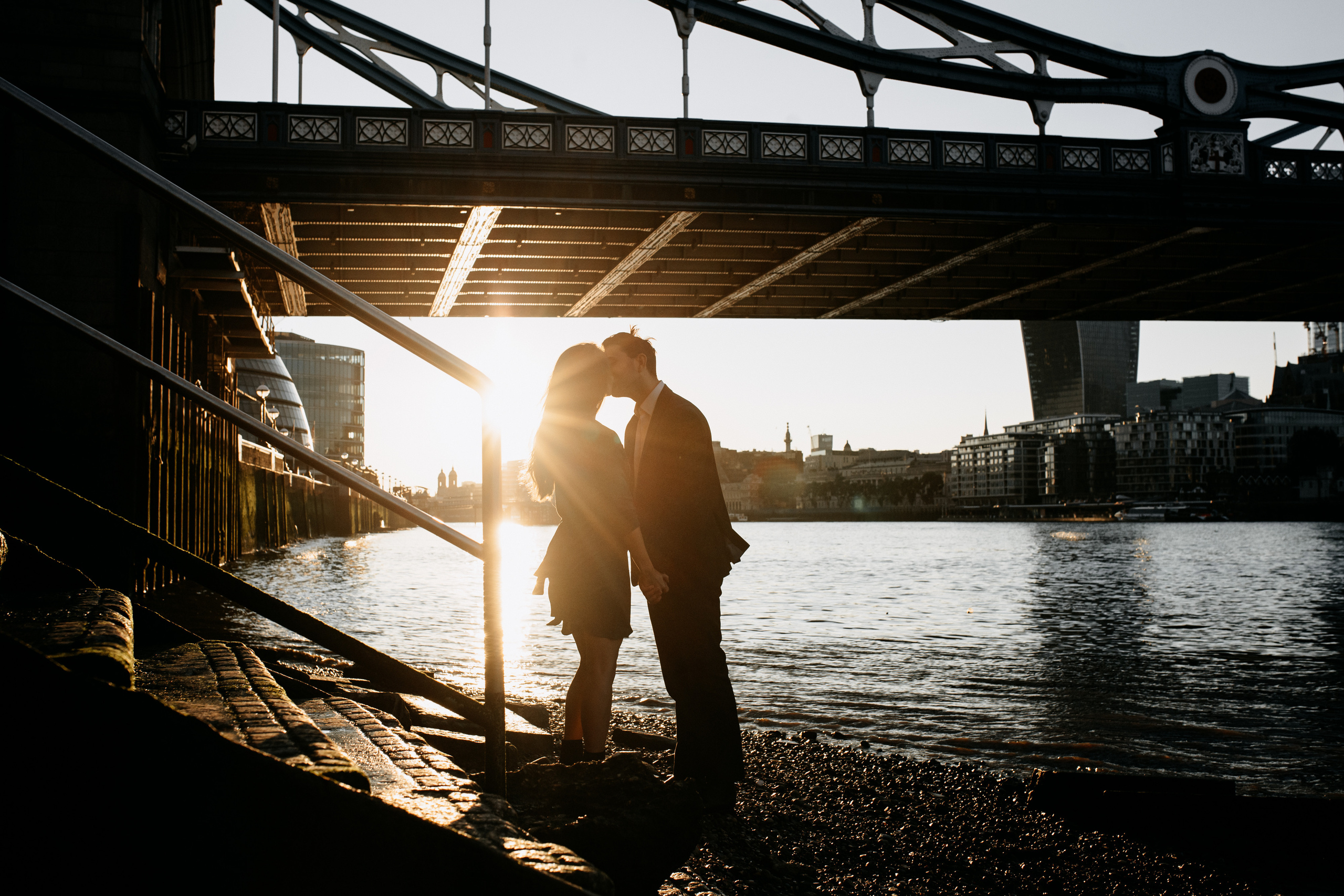 Sunset Engagement Photoshoot at Tower Bridge. LondonPhotoStory — Vacation Photographer in London
