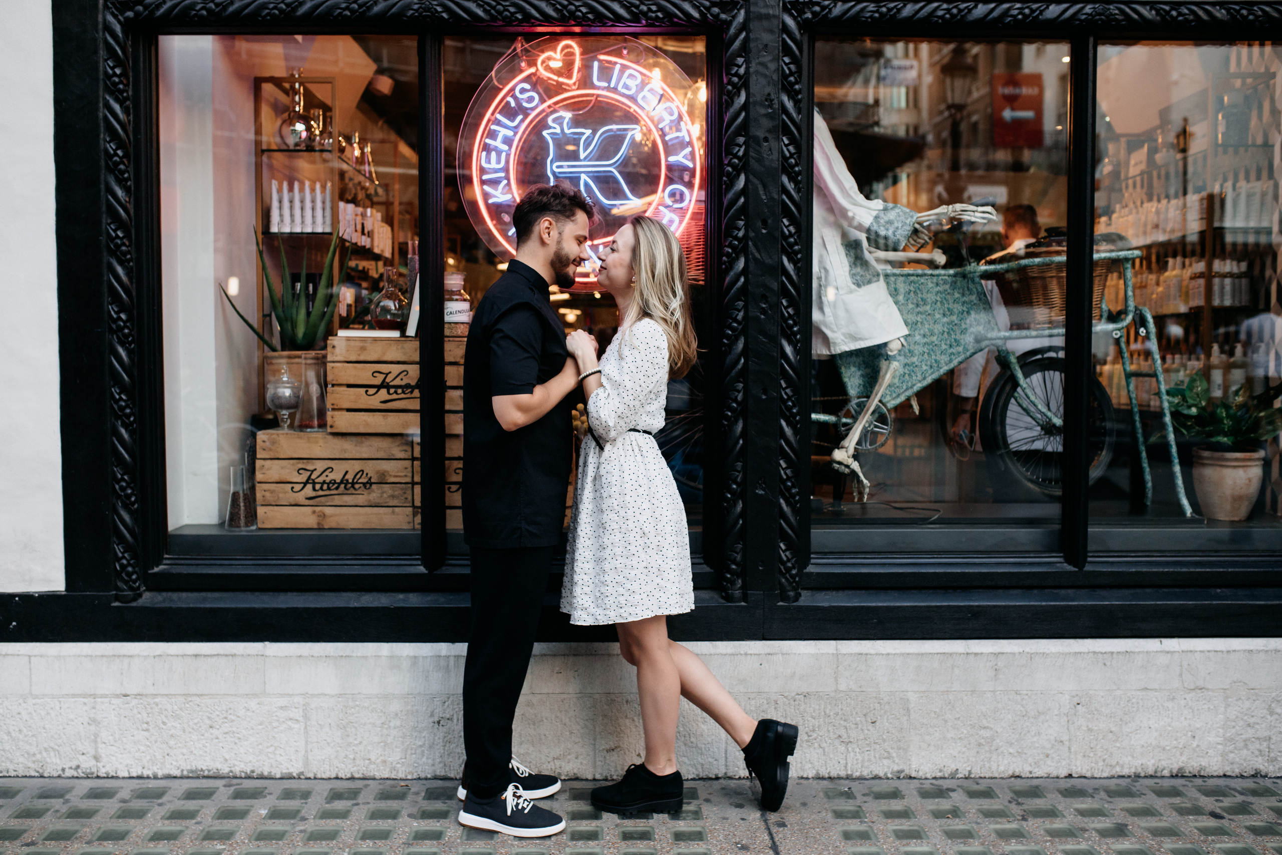 Love Story photoshoot at Picadilly — London. LondonPhotoStory — Vacation Photographer in London