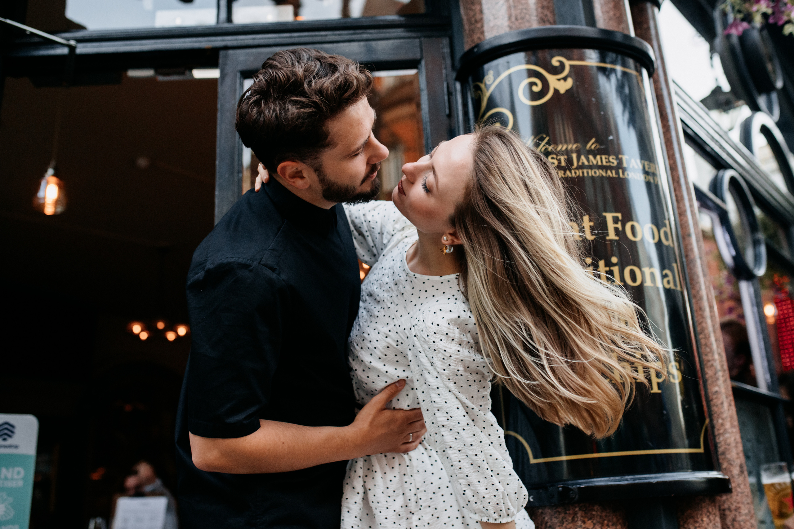 Love Story photoshoot at Picadilly — London. LondonPhotoStory — Vacation Photographer in London