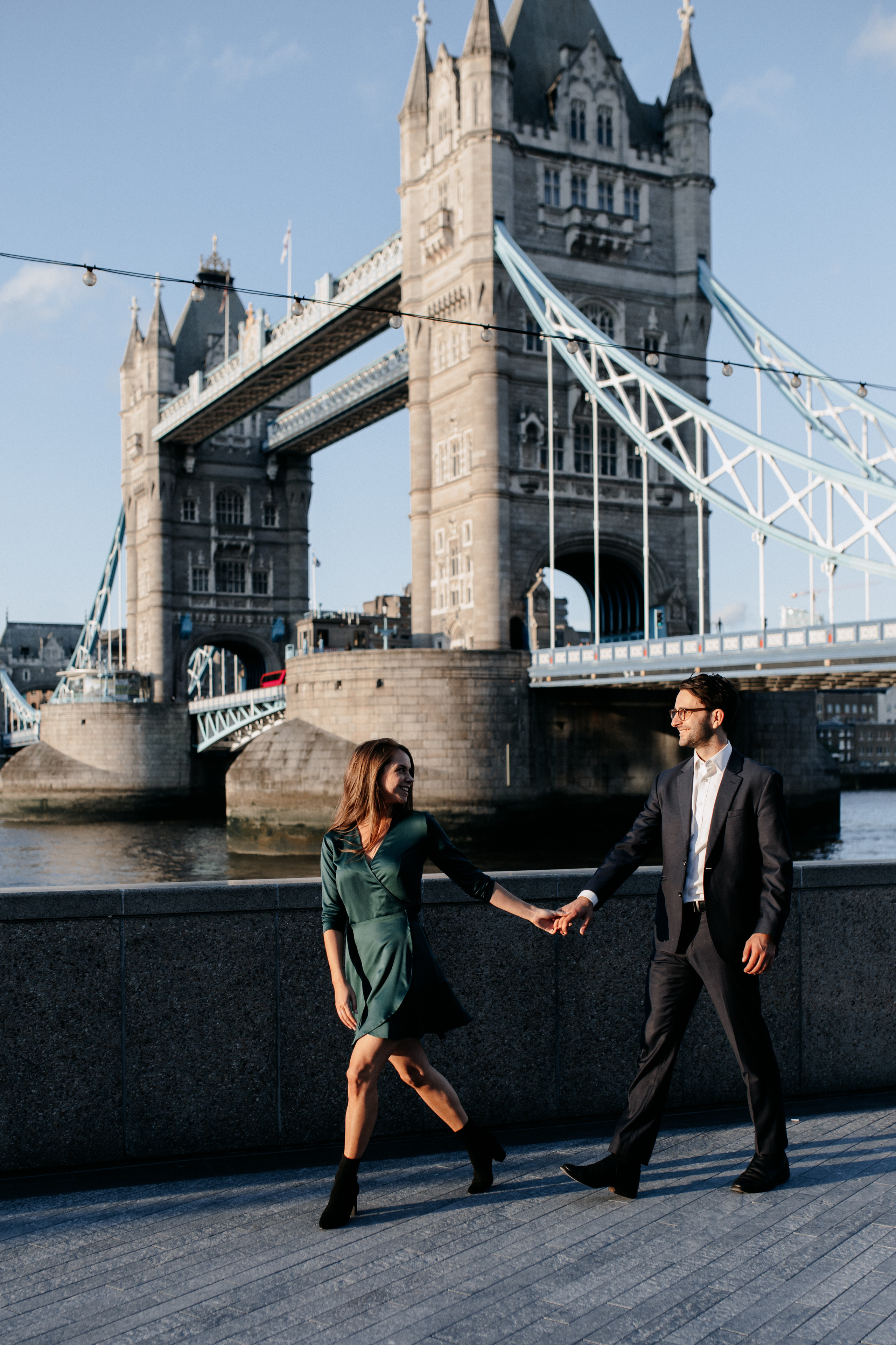 Sunset Engagement Photoshoot at Tower Bridge. LondonPhotoStory — Vacation Photographer in London