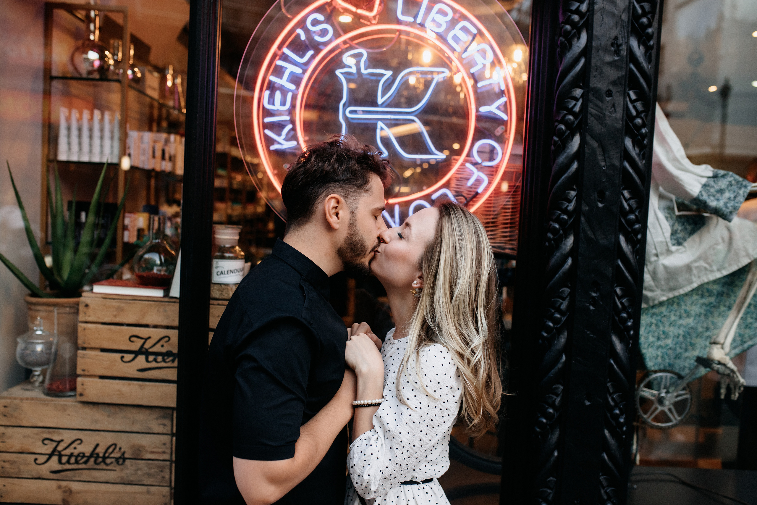 Love Story photoshoot at Picadilly — London. LondonPhotoStory — Vacation Photographer in London