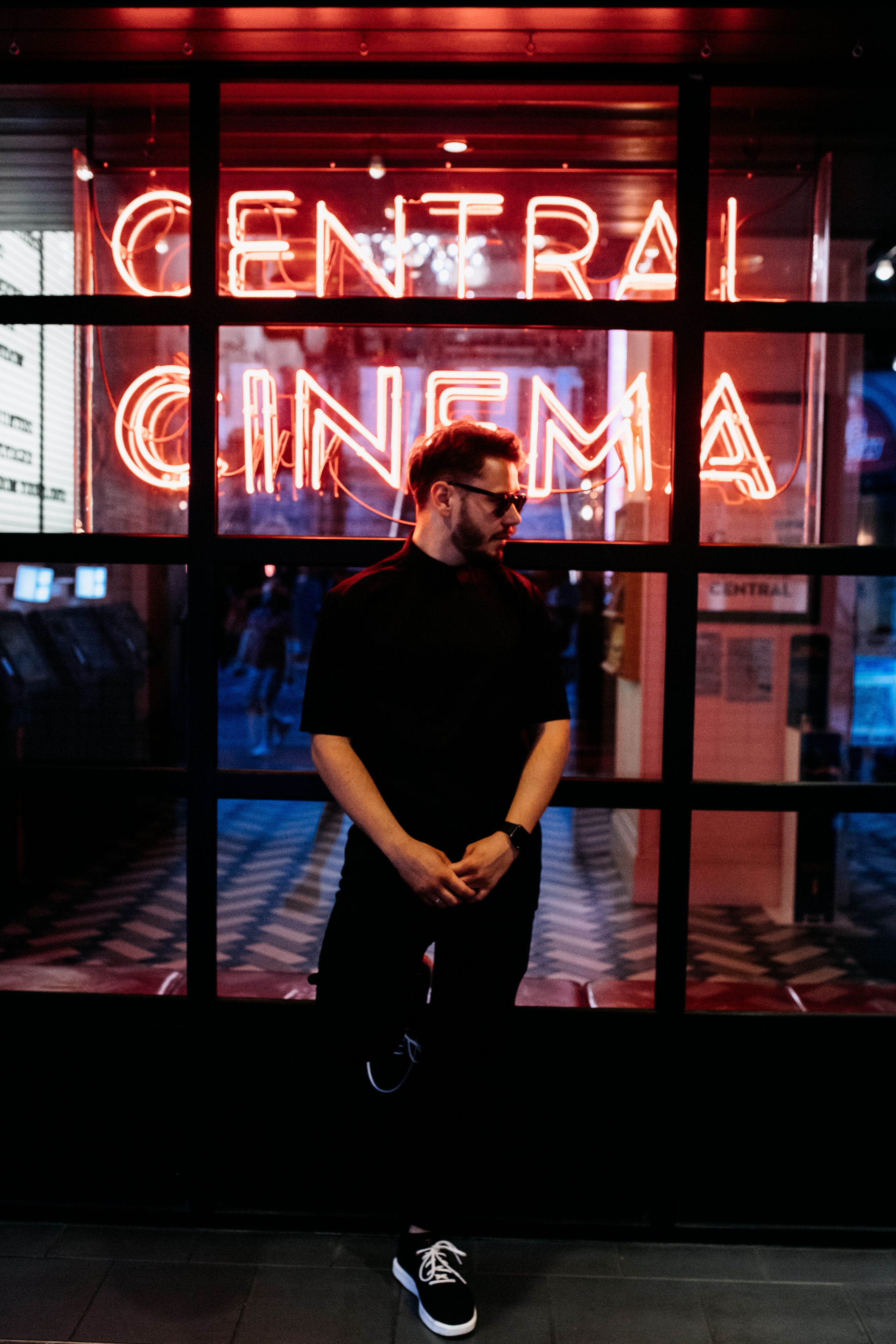 Love Story photoshoot at Picadilly — London. LondonPhotoStory — Vacation Photographer in London