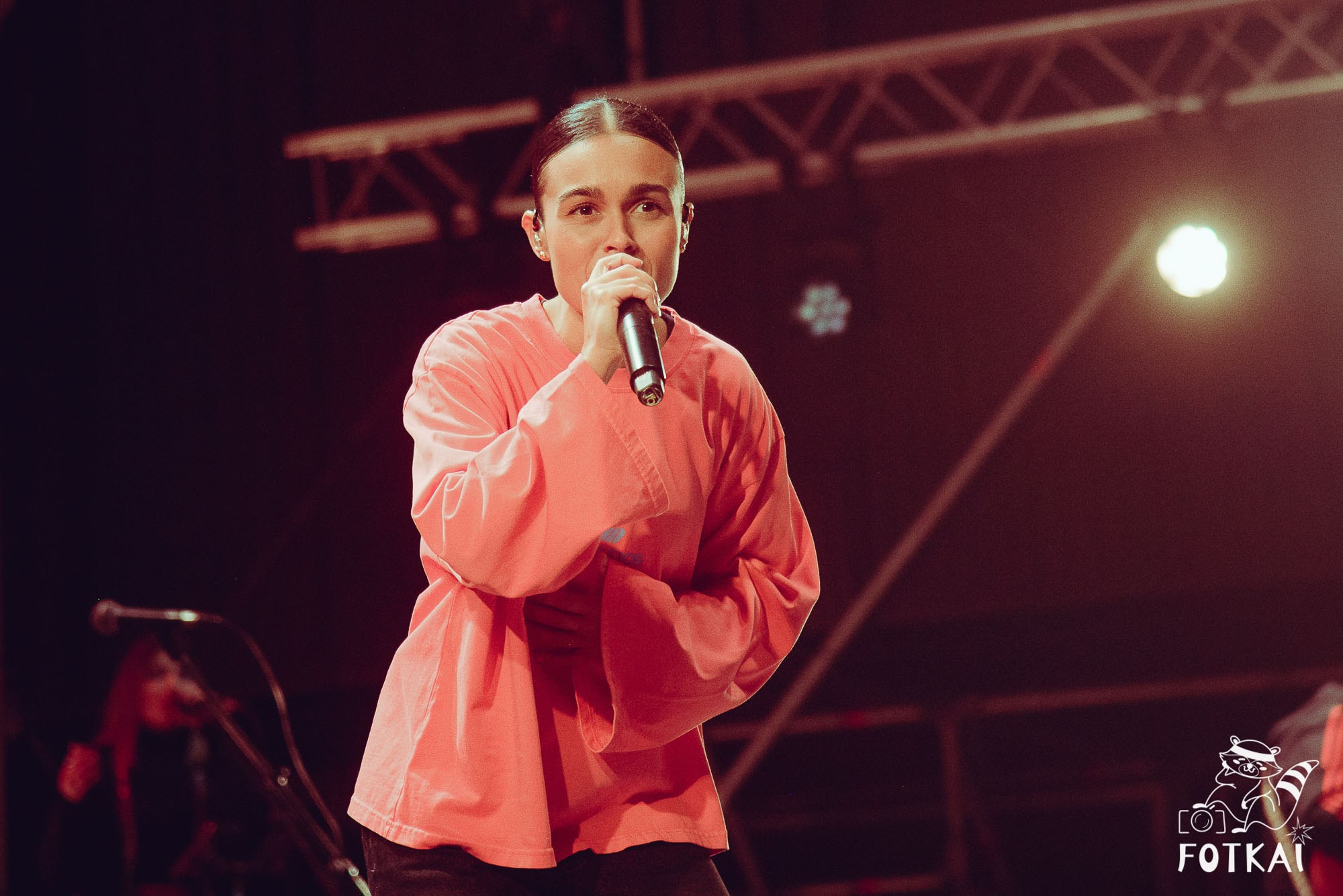 Marta Santos — Fotos del concierto en Alicante 2026: pop flamenco en El Muelle Live | FOTKAI