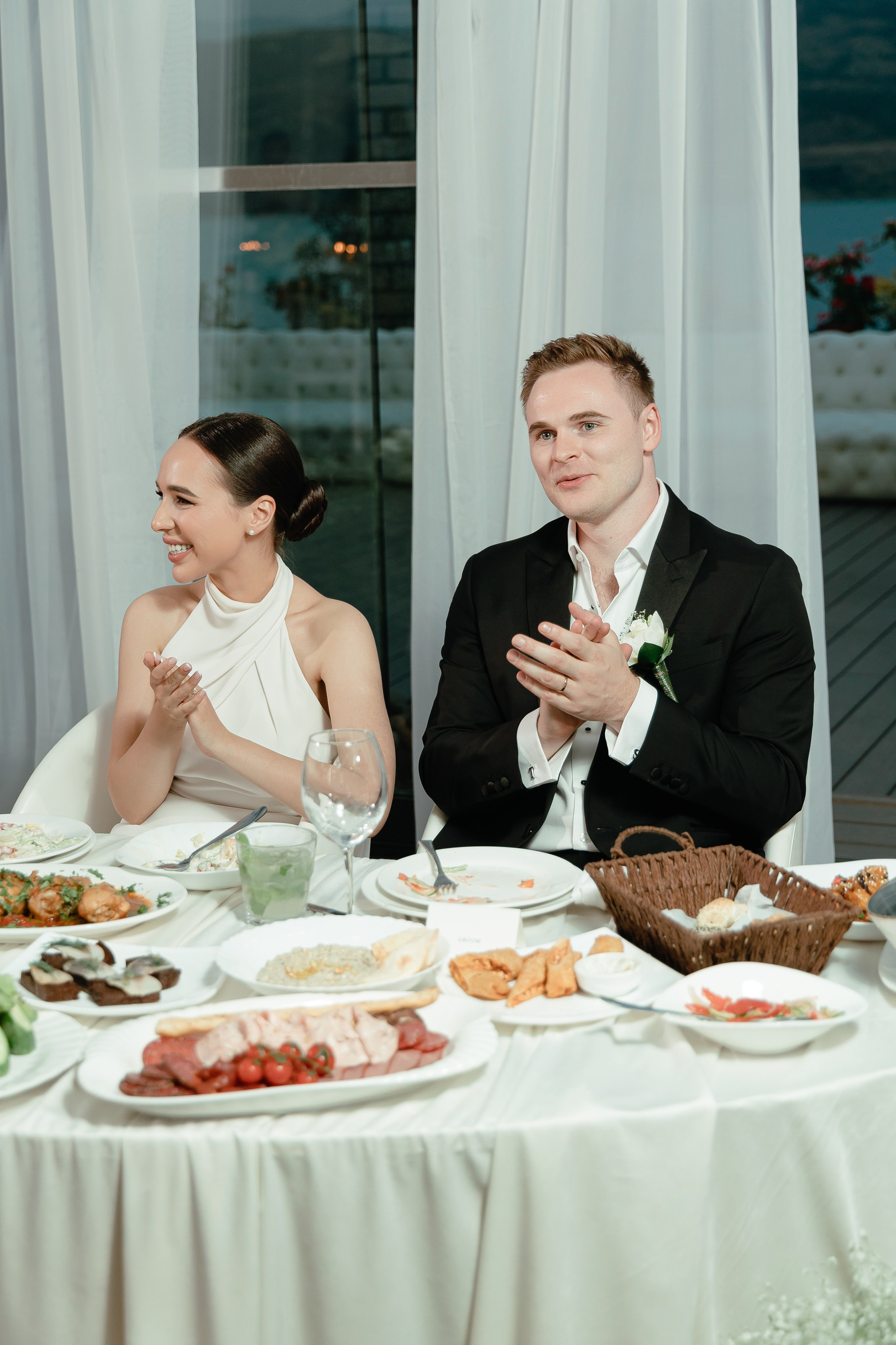 Thomas & Suyumbika. Главная