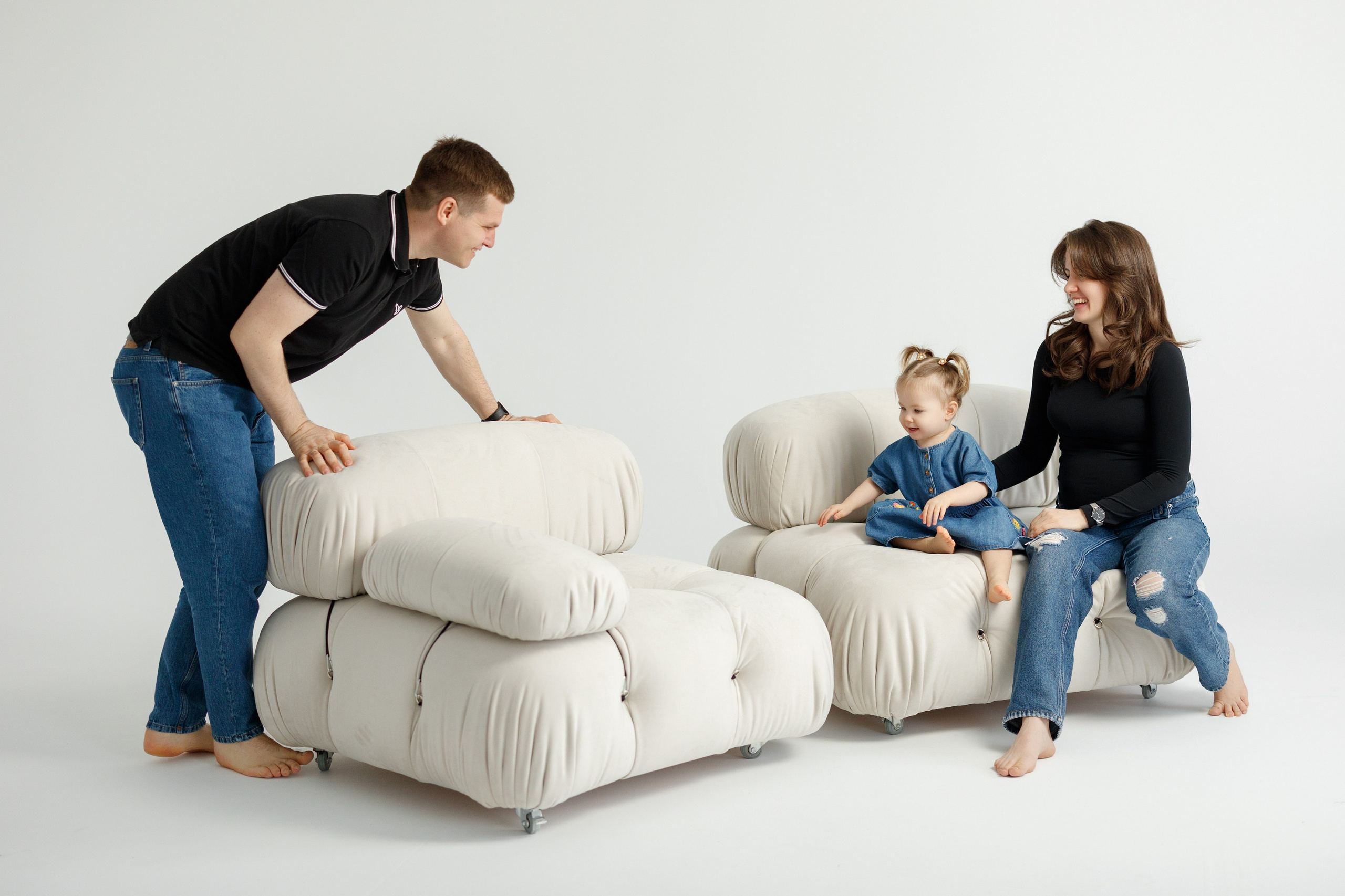 Ședință Foto de Familie — Stil Minimalist pe Fundal Alb. Scarlat Photography