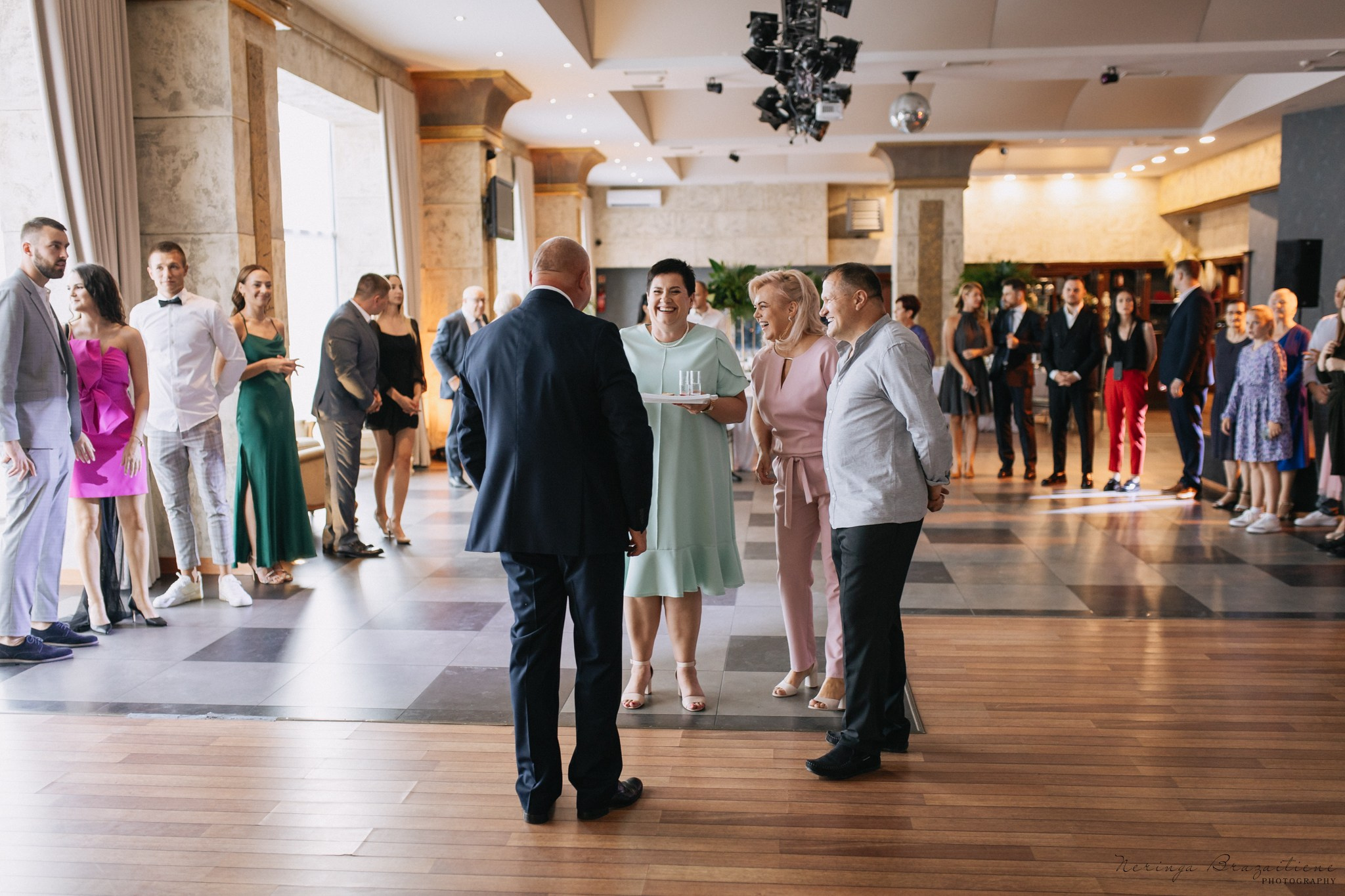 Vestuvinė fotosesija Kaune, Vienybės aikštėje, prie Lietuvos banko