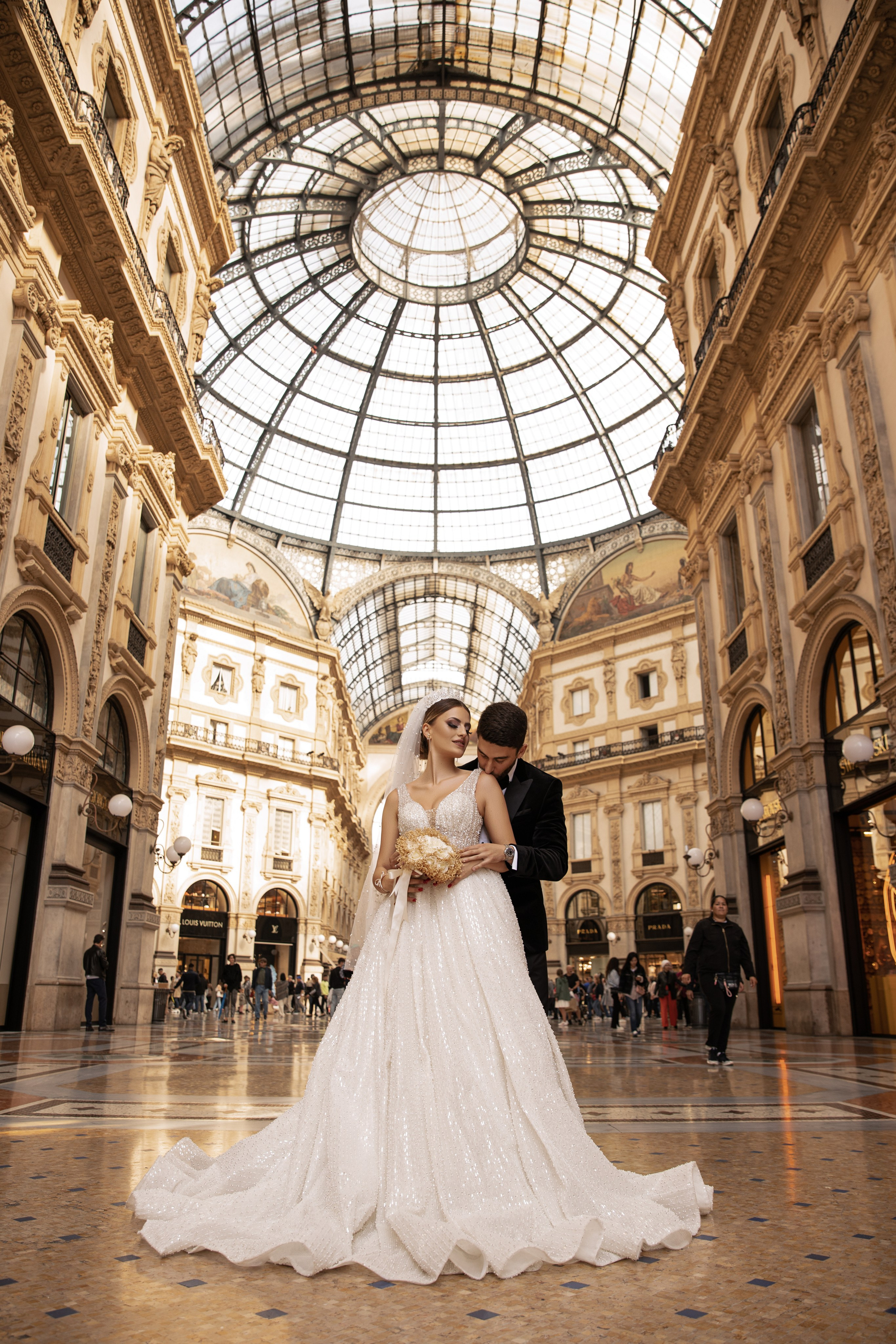 WEDDING. Photo and video production. Editing & retouching services. Training