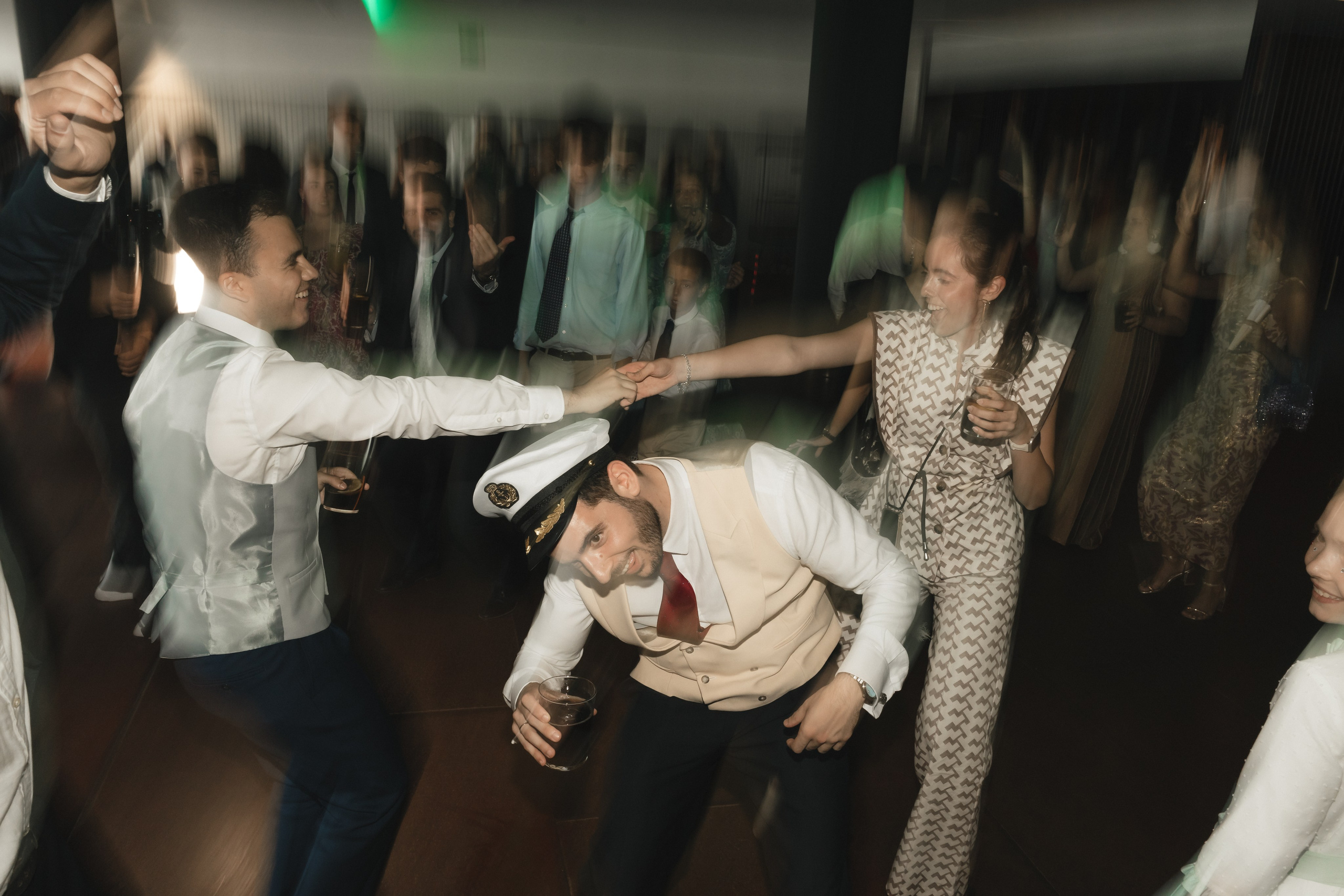 Elegancia y alegría familiar. Boda de Andrés y Lucía en San Sebastián. Holigood foto y video reportaje de bodas en San Sebastián y Europa