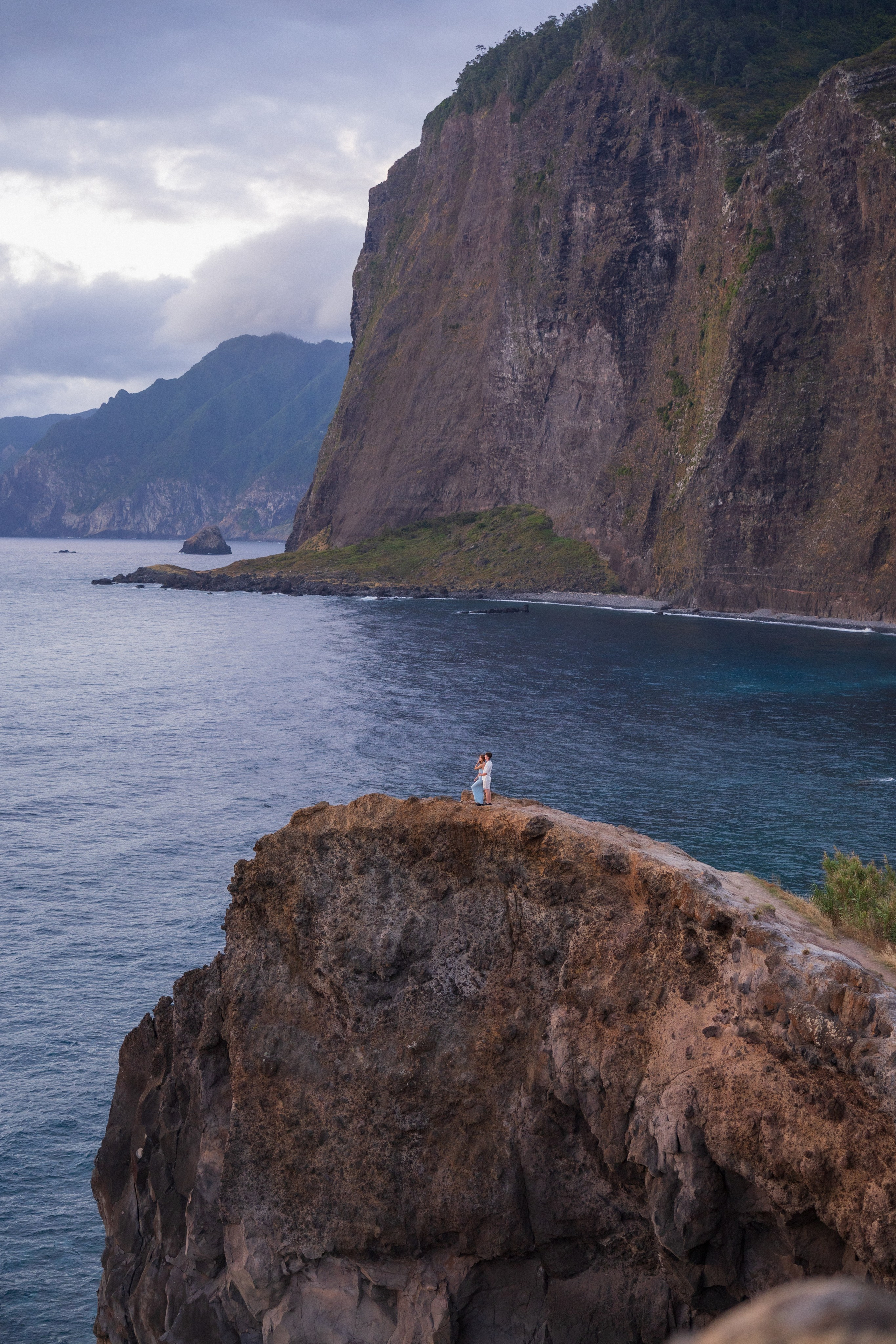 Couple photoshoot at Miradouro do Guindaste, Madeira. Madeira photographer for couples, proposals, elopements & weddings | Tatiana