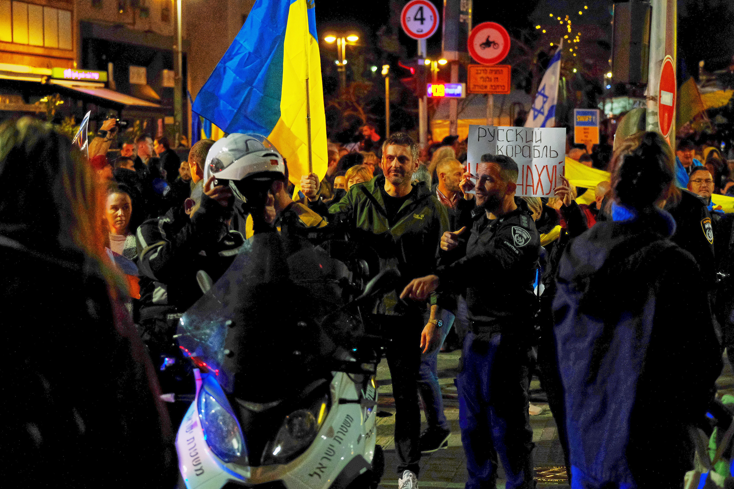 Special Report. Tel Aviv. Protest Against War. Middle East Photo Agency — Свадьбы, Бар и Бат-мицва, Брит, Театр, Магниты, Портреты