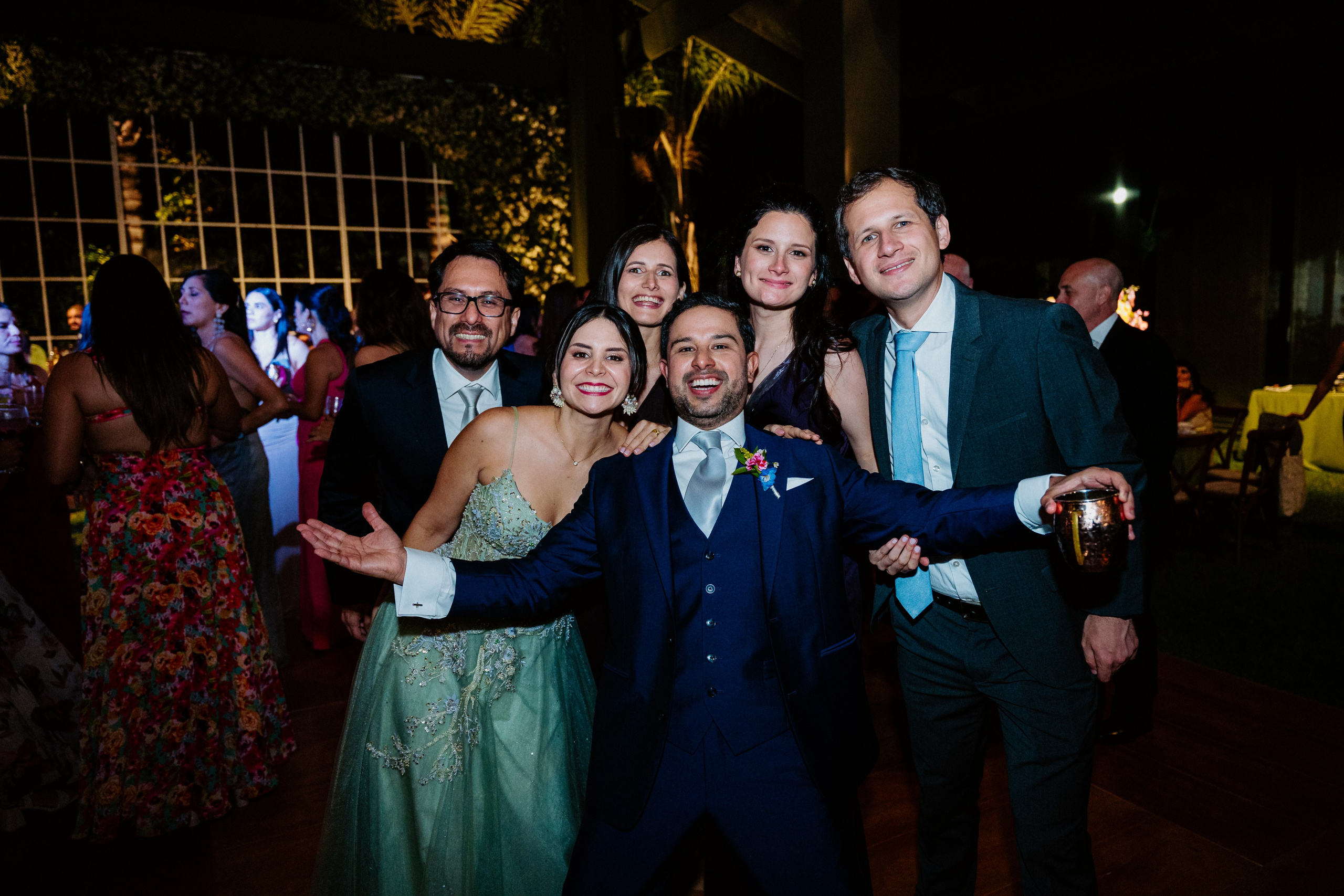 Un vistazo a la fiesta. Fotógrafo de Bodas en Lima | Ronhy Altamirano. Fotografía narrativa y cinematográfica para bodas, quinceañeras y eventos exclusivos