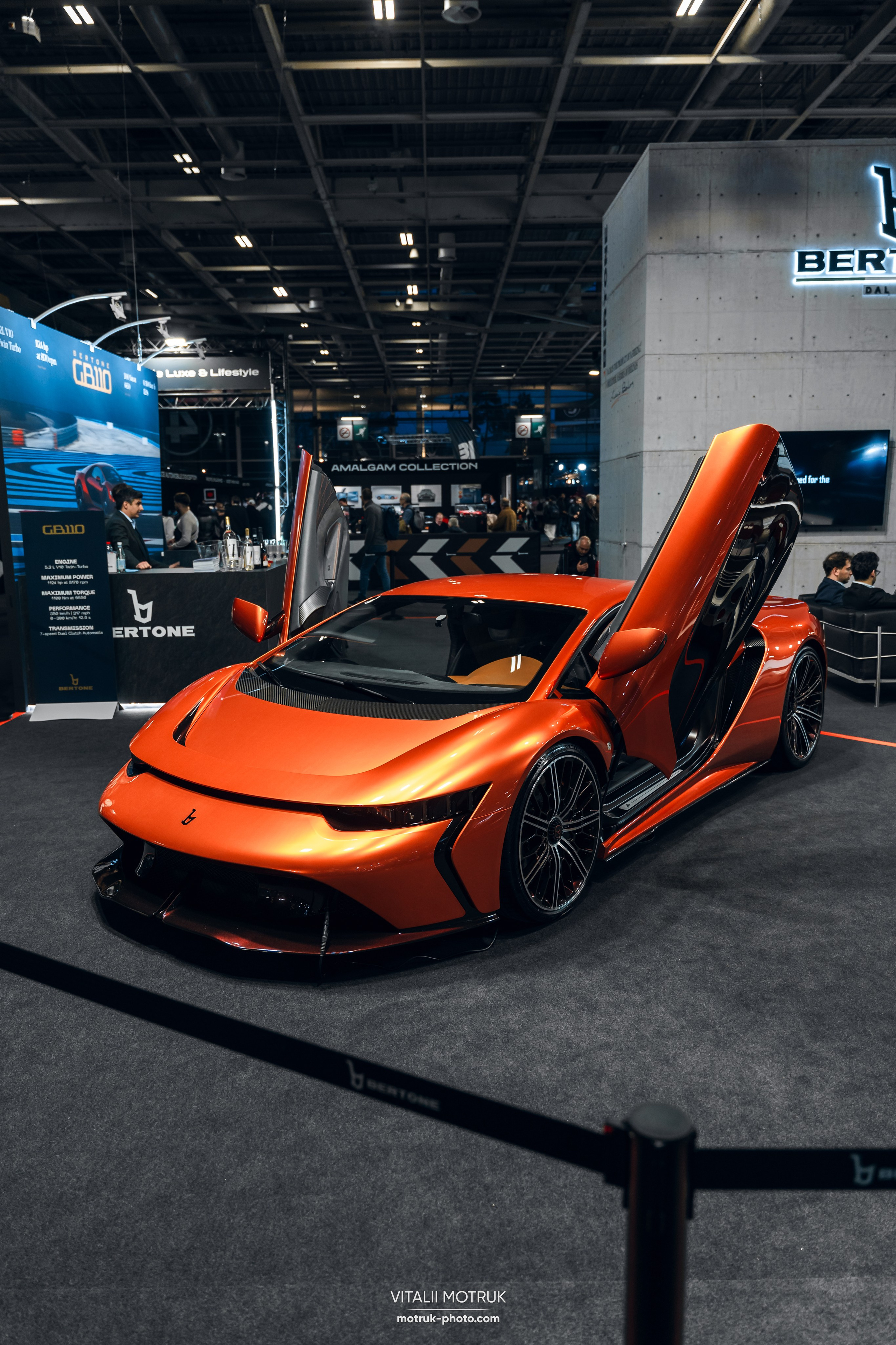 Retromobile 2026. Photographe de voitures à Paris — Vitalii Motruk