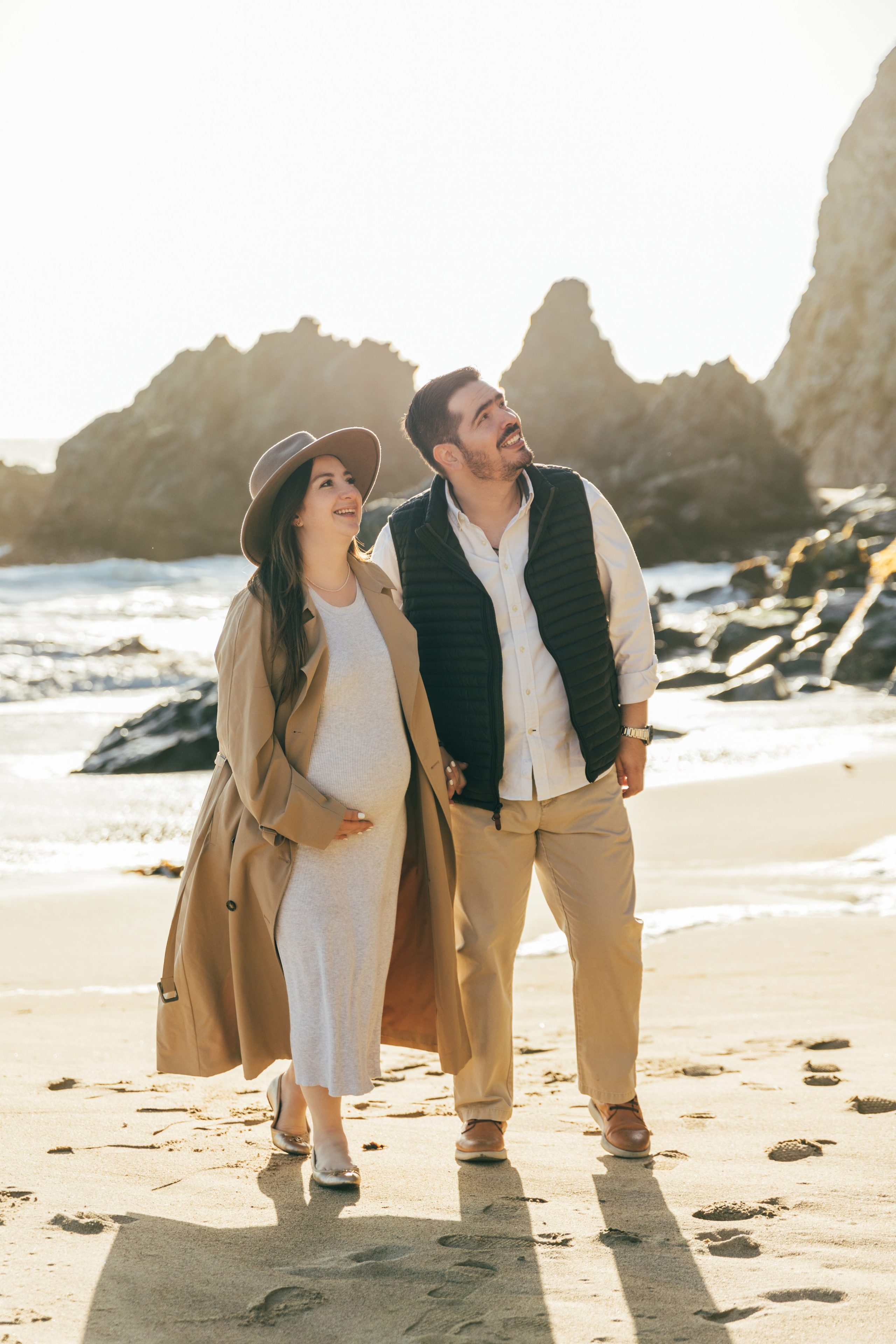 Sesión de embarazo en la playa — Luz suave y amor puro. Photographer in Santiago, Chile Anna Almazova