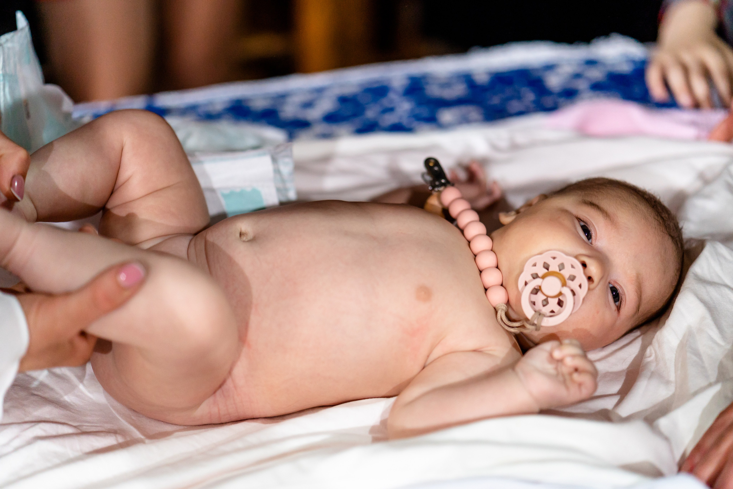 “Bebeluș botezat în biserică, ținut în brațe de nași”	•	“Detaliu cu lumânarea de botez decorată cu flori albe”	•	“Părinți emoționați alături de copilul lor la ceremonia de botez”	•	“Masa festivă de botez cu decor tematic și tort personalizat”	•	“Momentul în care preotul toarnă apă sfințită pe fruntea bebelușului”	“Bebeluș în rochie albă de botez, zâmbind în brațele mamei”	•	“Detaliu cu cruciulița de botez așezată pe o pernă de satin”	•	“Părinți și nași aprinzând lumânările în timpul ceremoniei de botez”	•	“Tort de botez decorat cu figurine tematice și numele copilului”	•	“Copil botezat dormind liniștit în pătuțul decorat festiv”	•	“Momentul în care preotul binecuvântează copilul în fața altarului”	•	“Invitați adunându-se în jurul mesei festive la petrecerea de botez”	•	“Bebeluș ținând în mână o jucărie personalizată primită la botez”	•	“Familie fericită pozând împreună după ceremonia de botez”	•	“Decor tematic cu baloane și flori la locația petrecerii de botez” fotograf Botoșani fotograf evenimente fotograf botez Alin Chirila fotograf alinofotostudio,- Preotul ținându-l pe micuțul Mathias Gabriel la botez, în biserica Înălțarea Domnului, Copălău  - Detalii de la botezul lui Mathias – lumânare, trusou și icoană  - Familia lui Mathias Gabriel alături de micuț, în ziua botezului  - Portret emoționant cu mama și bebelușul în brațe, în biserică,fotograf profesionist evenimente Botoșani, Iași, Suceava, Fălticeni, Bacău, Pașcani, Roman - AlinoFotoStudio by Alin Chirilă - servicii foto nuntă, botez, cununie, ședințe foto creative, albume personalizate, fotografii emoționante și calitative pentru cele mai importante momente din viață,fotograf nuntă Botoșani Alin Chirilă,  ședință foto botez Iași - AlinoFotoStudio,  servicii fotograf profesionist evenimente Suceava,  fotograf cununie civilă Fălticeni - Alin Chirilă,  album foto nuntă personalizat Bacău.“Bebeluș botezat în biserică, ținut în brațe de nași”	•	“Detaliu cu lumânarea de botez decorată cu flori albe”	•	“Părinți emoționați alături de copilul lor la ceremonia de botez”	•	“Masa festivă de botez cu decor tematic și tort personalizat”	•	“Momentul în care preotul toarnă apă sfințită pe fruntea bebelușului”	“Bebeluș în rochie albă de botez, zâmbind în brațele mamei”	•	“Detaliu cu cruciulița de botez așezată pe o pernă de satin”	•	“Părinți și nași aprinzând lumânările în timpul ceremoniei de botez”	•	“Tort de botez decorat cu figurine tematice și numele copilului”	•	“Copil botezat dormind liniștit în pătuțul decorat festiv”	•	“Momentul în care preotul binecuvântează copilul în fața altarului”	•	“Invitați adunându-se în jurul mesei festive la petrecerea de botez”	•	“Bebeluș ținând în mână o jucărie personalizată primită la botez”	•	“Familie fericită pozând împreună după ceremonia de botez”	•	“Decor tematic cu baloane și flori la locația petrecerii de botez” fotograf Botoșani fotograf evenimente fotograf botez Alin Chirila fotograf alinofotostudio.fotograf botez Amelis Maria, fotografie botez Botoșani, fotograf Alin Chirilă, amintiri botez, fotografii botez, botez Amelis Maria, fotograf copii, fotografie botez în Botoșani,