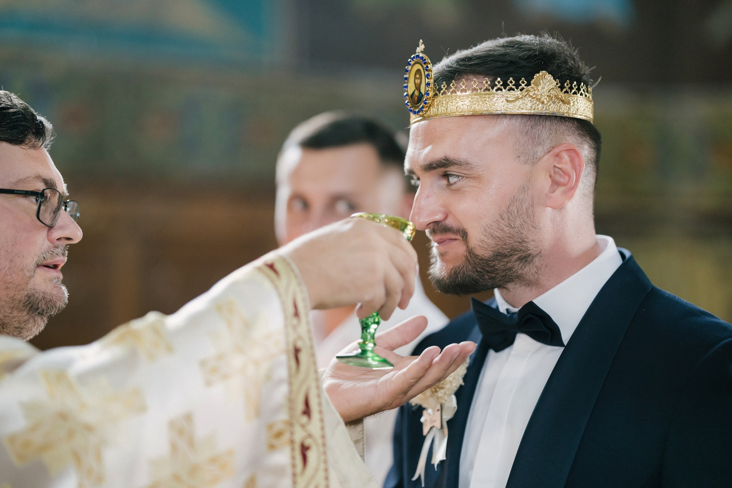 1. Mireasa Adriana în timpul pregătirilor de nuntă în Tudora Botoșani2. Costumul mirelui Ionuț fotografiat artistic în ziua nunții3. Prietenii mirelui la tradițiile de nuntă în Tudora4. Bărbieritul mirelui în cadrul obiceiurilor tradiționale de nuntă5. Fotografii de familie la biserică în ziua nunții6. Portret de familie cu mirii și copilul lor la nunta din Botoșani7. Primul dans al mirilor la Mariage Dor Baisa Botoșani8. Decor elegant de nuntă la Mariage Dor Baisa9. Emoții și tradiții la nunta din Tudora județul Botoșani10. Fotograf profesionist de nuntă în Botoșani surprinzând momente autentice - otograf-nunta-botosanifotograf-evenimente-botosanifotograf-profesionist-botosanifotograf-nunta-tudoranunta-tudora-botosanisedinta-foto-nunta-botosanipoze-nunta-botosanifotografii-nunta-tudorafotograf-cununie-religioasa-botosanibiserica-sfintii-imparati-constantin-si-elena-tudoramariage-dor-baisa-botosanirestaurant-nunta-botosanidansul-mirilor-mariage-dorpregatiri-mire-botosanipregatiri-mireasa-botosanitraditii-nunta-moldovaobiceiuri-nunta-tudorafotograf-familie-nunta-botosaniportret-miri-botosanigalerie-foto-nunta-botosanialbum-foto-nunta-botosaninunta-eleganta-botosaninunta-cu-traditii-botosanifotograf-premium-nunta-botosaniservicii-foto-video-botosanipoveste-de-nunta-botosanifotograf-documentar-nuntafotograf-natural-emotionalmiri-ionut-si-adriananunta-autentica-tudora -otograf-nunta-botosanifotograf-nunta-tudoranunta-tudora-botosanifotograf-evenimente-botosanifotograf-profesionist-botosaniservicii-foto-video-botosanigalerie-foto-nunta-botosanialbum-foto-nunta-botosani - nunta-autentica-botosaninunta-cu-traditii-botosanipoveste-de-nunta-botosanifotografii-emotionante-nuntamomente-autentice-nuntafotografie-documentara-nuntafotograf-natural-nunta- pregatiri-miri-tudorabiserica-tudora-botosanicununie-religioasa-tudoramariage-dor-baisa-botosanipetrecere-nunta-botosanivalsul-mirilor-botosani - alino-foto-studio-botosaniionut-si-adriana-nunta-tudorafotograf-alin-chirila-botosani